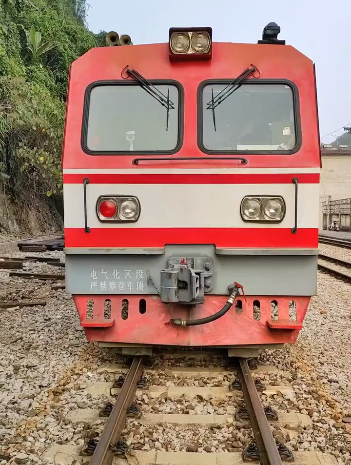 滇越铁路米轨版金鹰轨道车火车头火车铁路