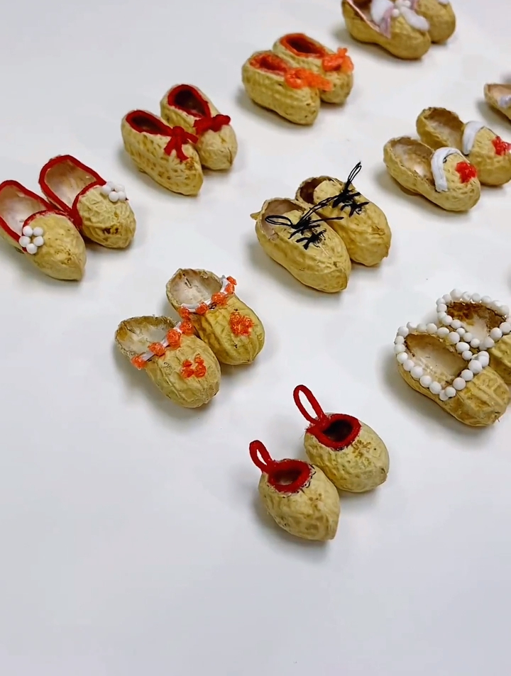 女子在家无聊,用花生壳做成各式各样的鞋子