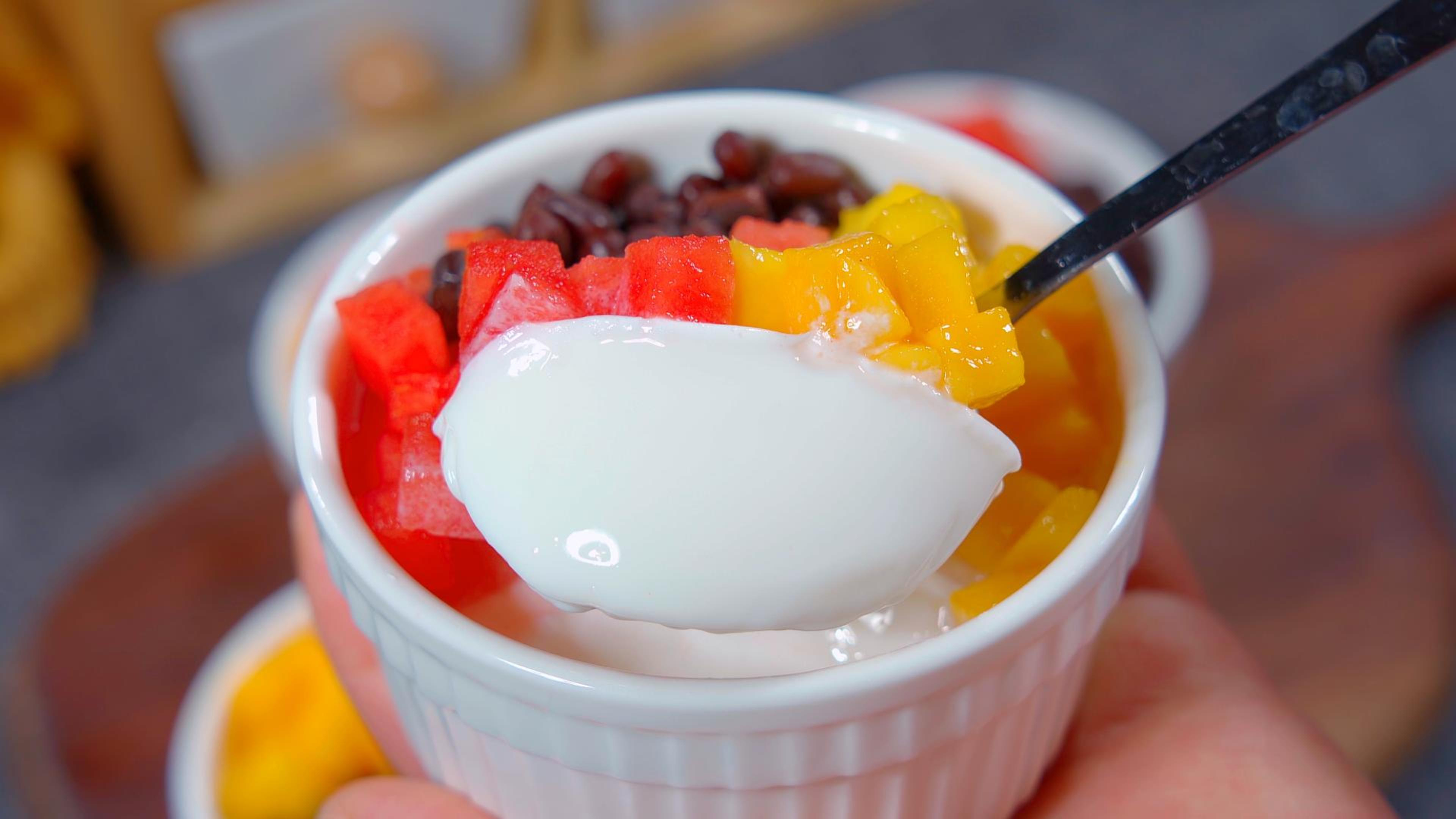 一到夏天,我经常和孩子们一起做双皮奶,奶香浓郁,好吃又好玩