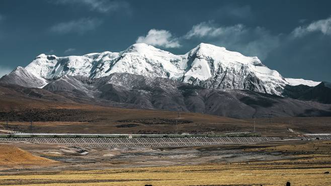 [图]航拍念青唐古拉山：雪山、列车、天路，震撼同框