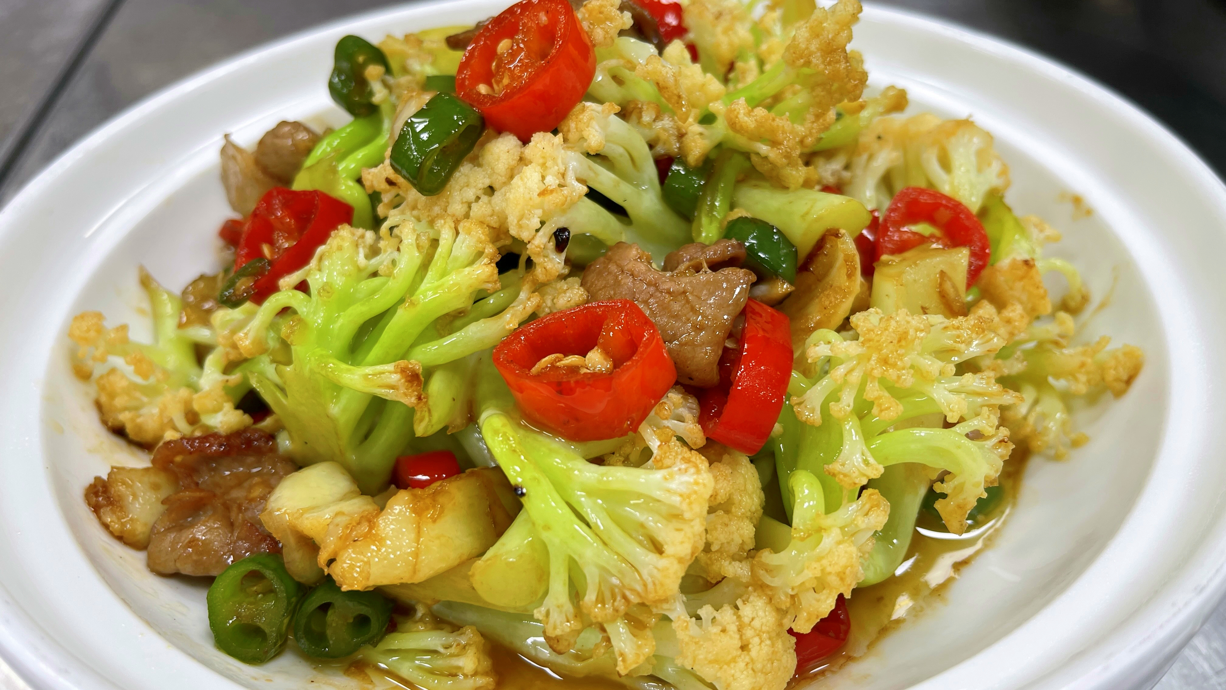 炒花菜到底过水还是过油呢?大厨教你正确方法,碧绿爽脆,真过瘾