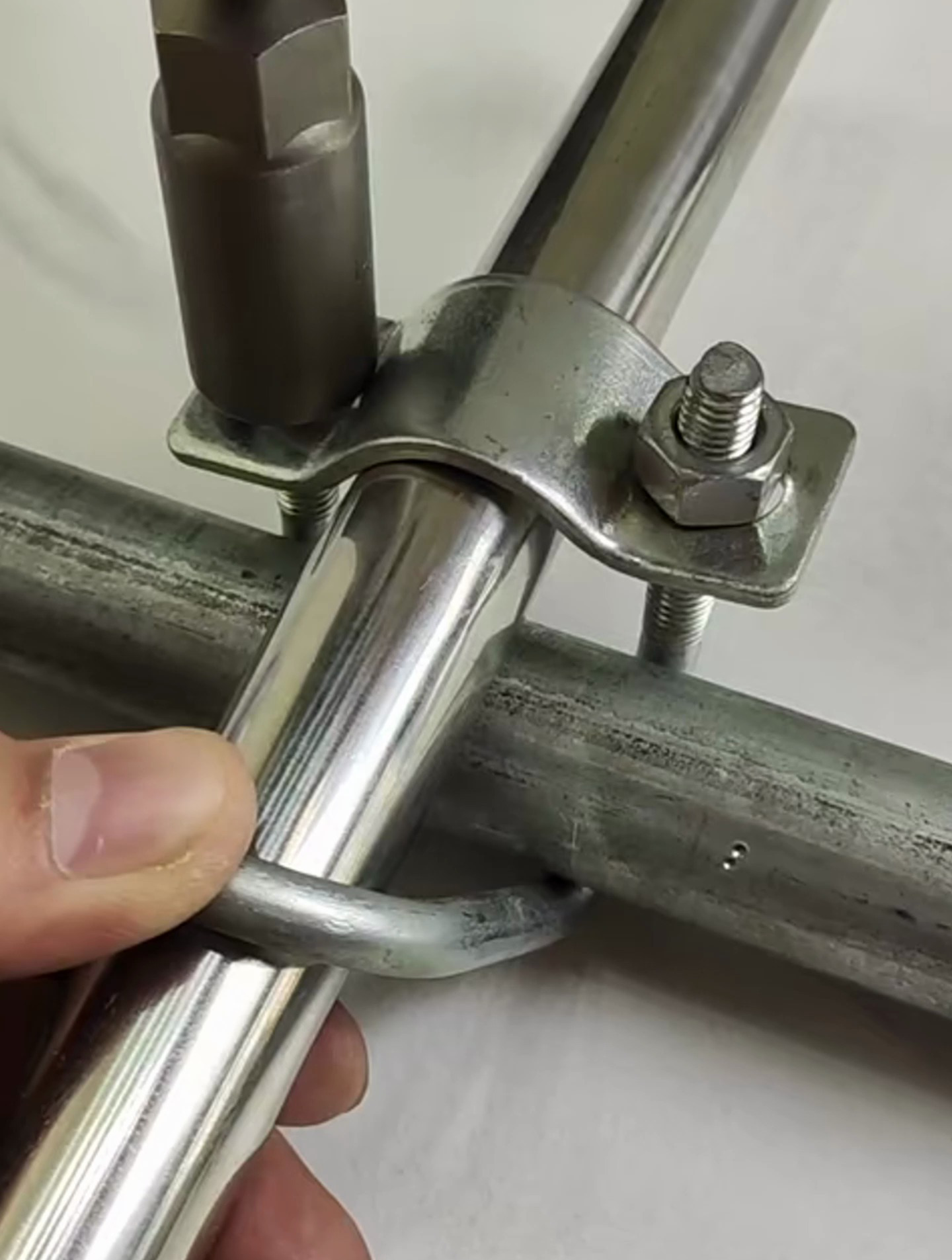 这是钢管十字扣件连接件,连接钢管省时省力效率高