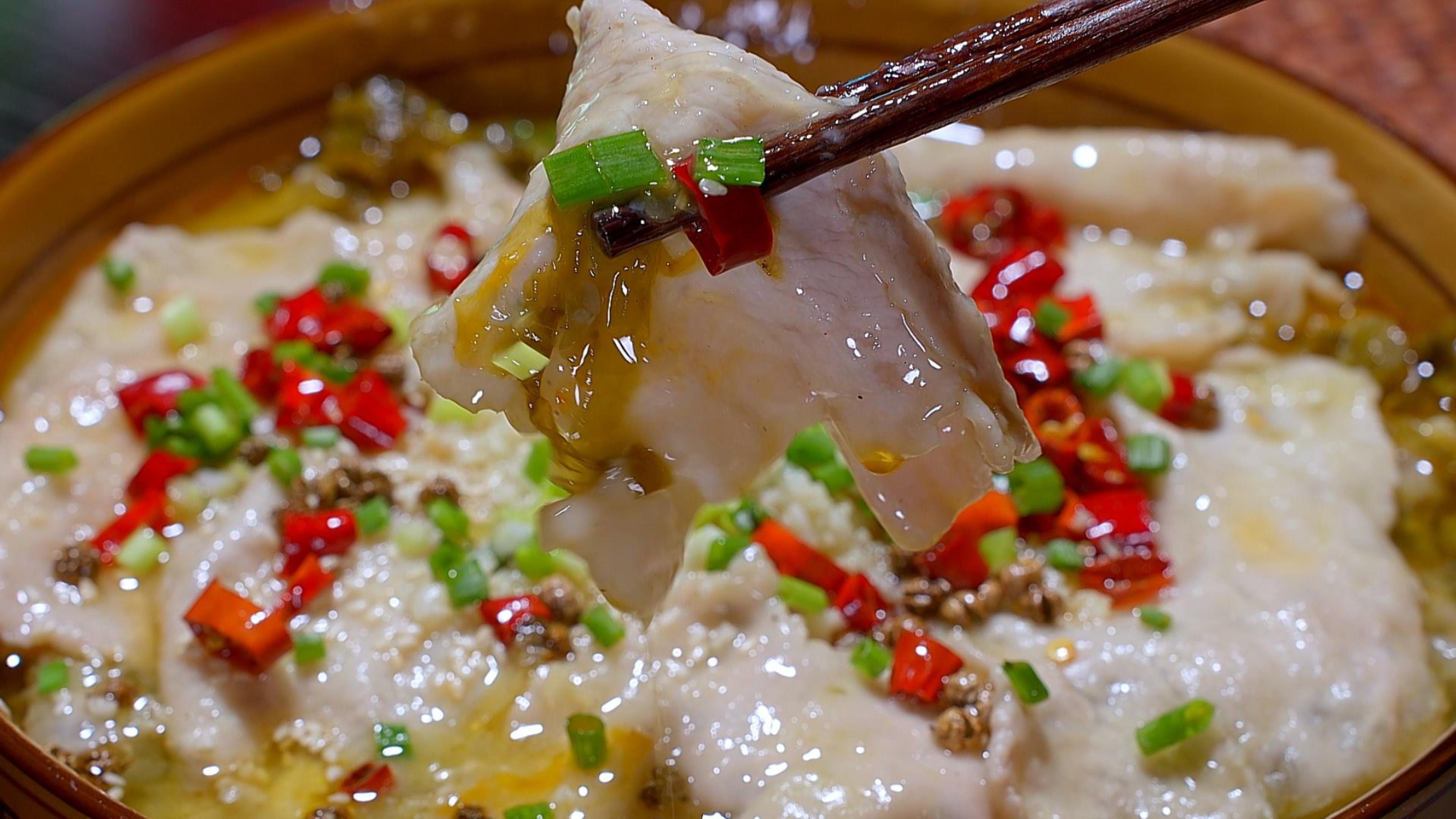 我相信大家水煮肉片都吃过,可是你吃过这种酸菜肉片吗
