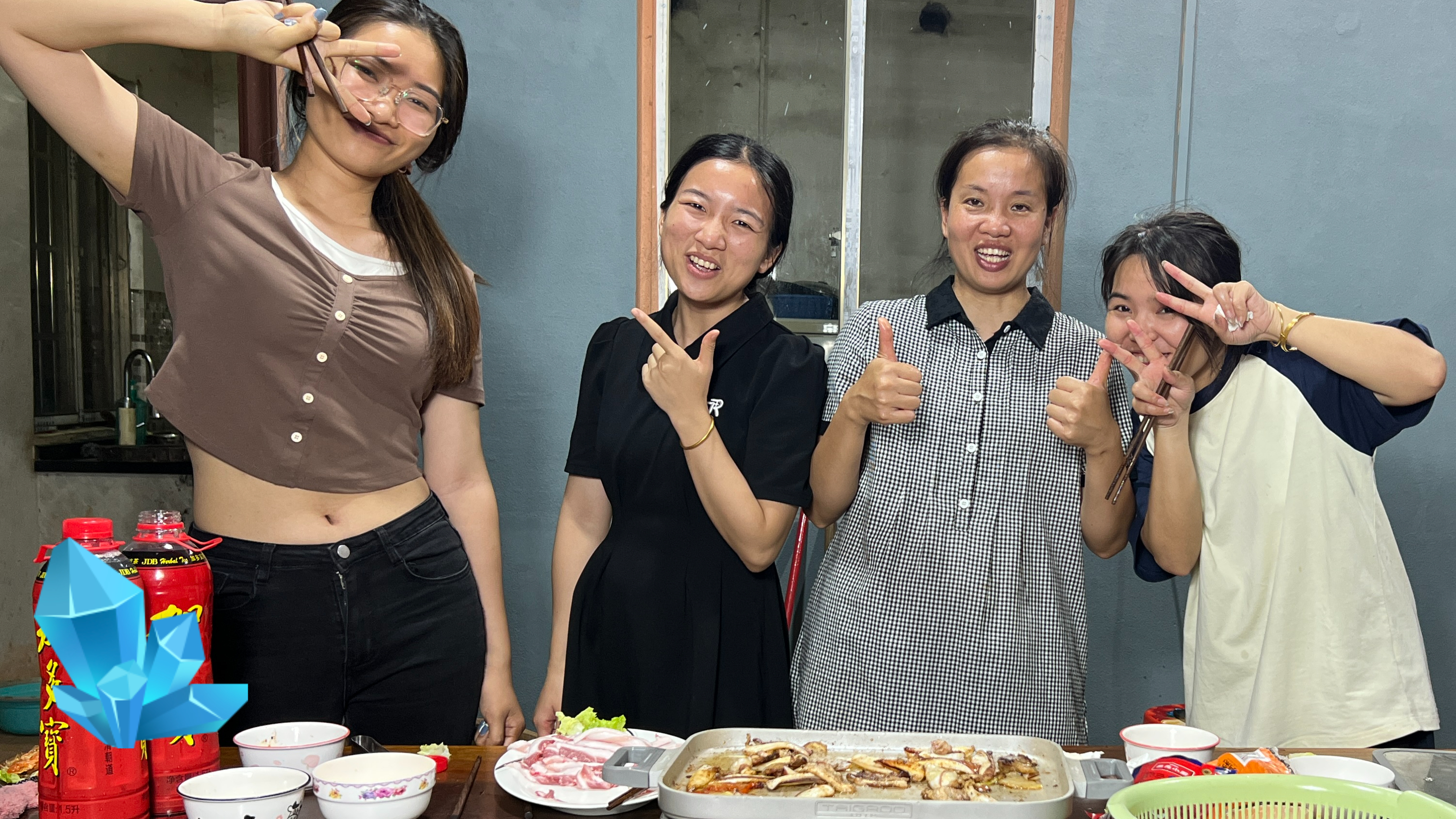 妹妹说想吃淄博烧烤,大哥买几斤五花肉来烤,简单又好吃