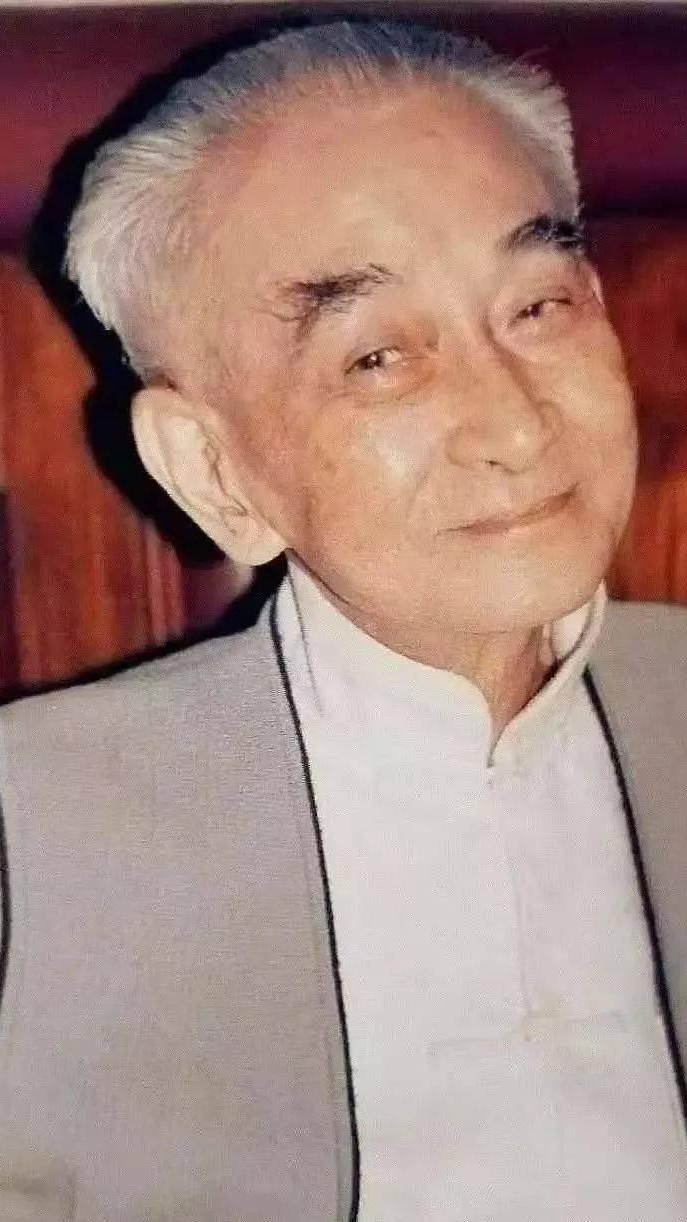 南怀瑾:上班族,早晚两次这个动作,精力充沛不失眠