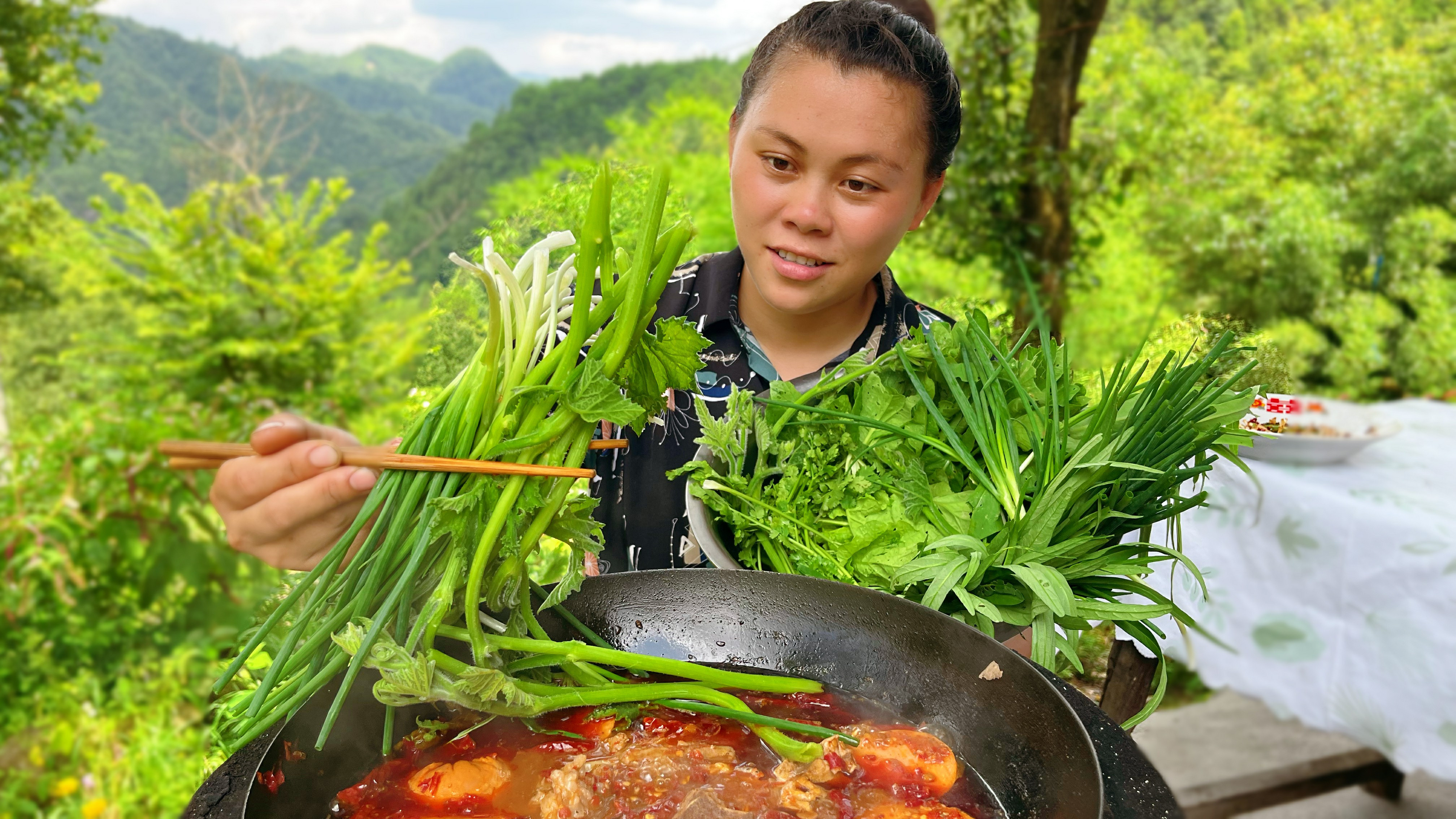 摘些南瓜叶和白菜，做个酸辣排骨火锅，配上大葱直接把菜吃到饱