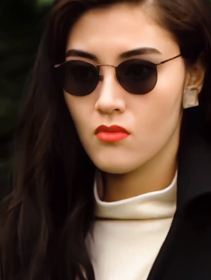 李嘉欣,戴上墨镜的她真的太飒了,让人为之着迷!