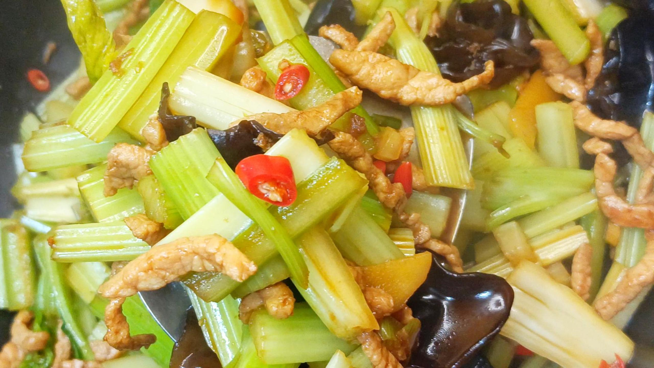 芹菜炒肉丝教你正确做法,多加一步,肉丝滑嫩芹菜脆爽