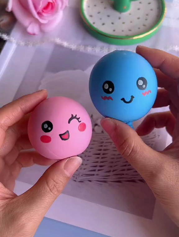 用气球和粘土做了两个捏捏乐,也太解压了吧!快来试试吧-度小视