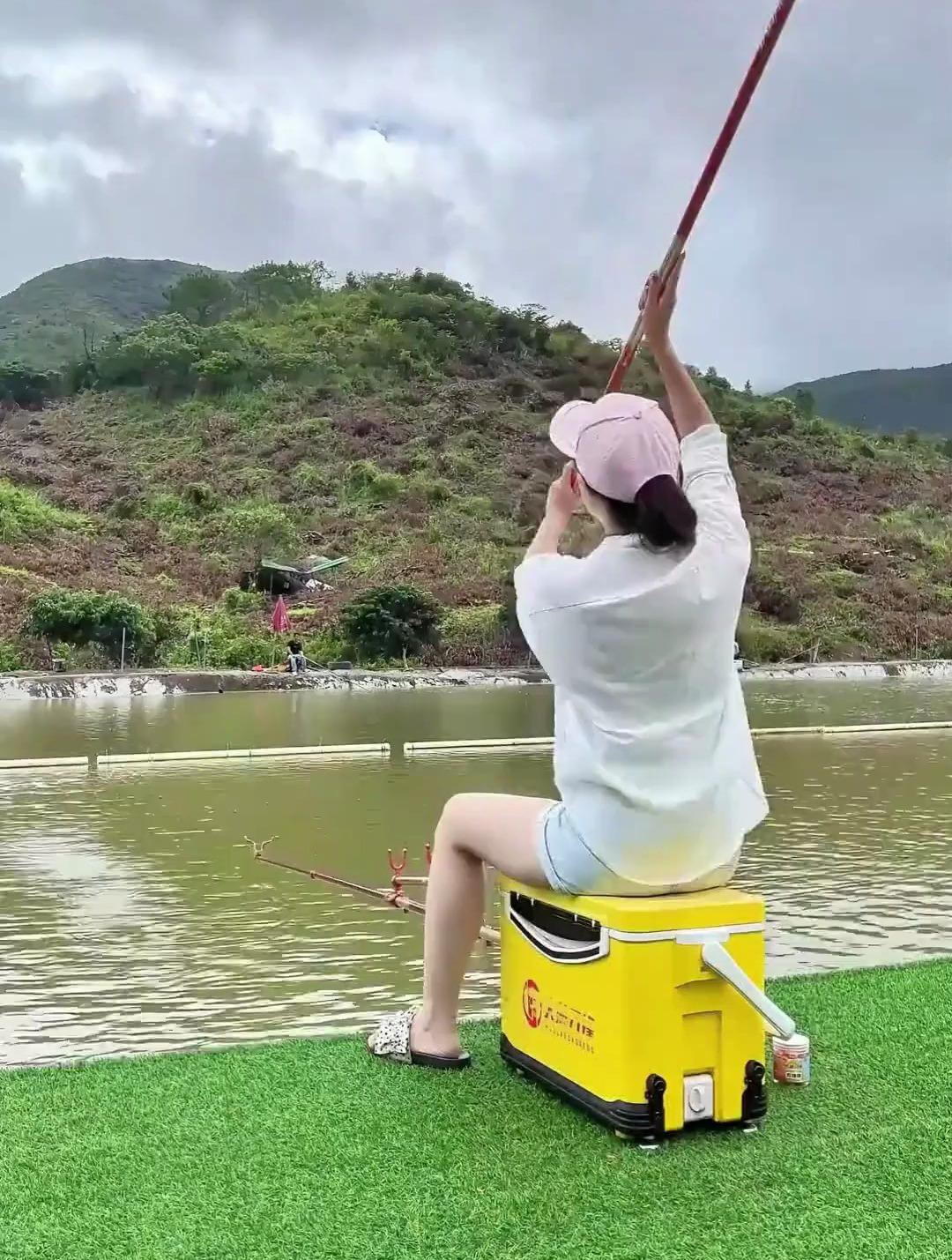 美女钓鱼,不输男人,技术啥的都哇塞