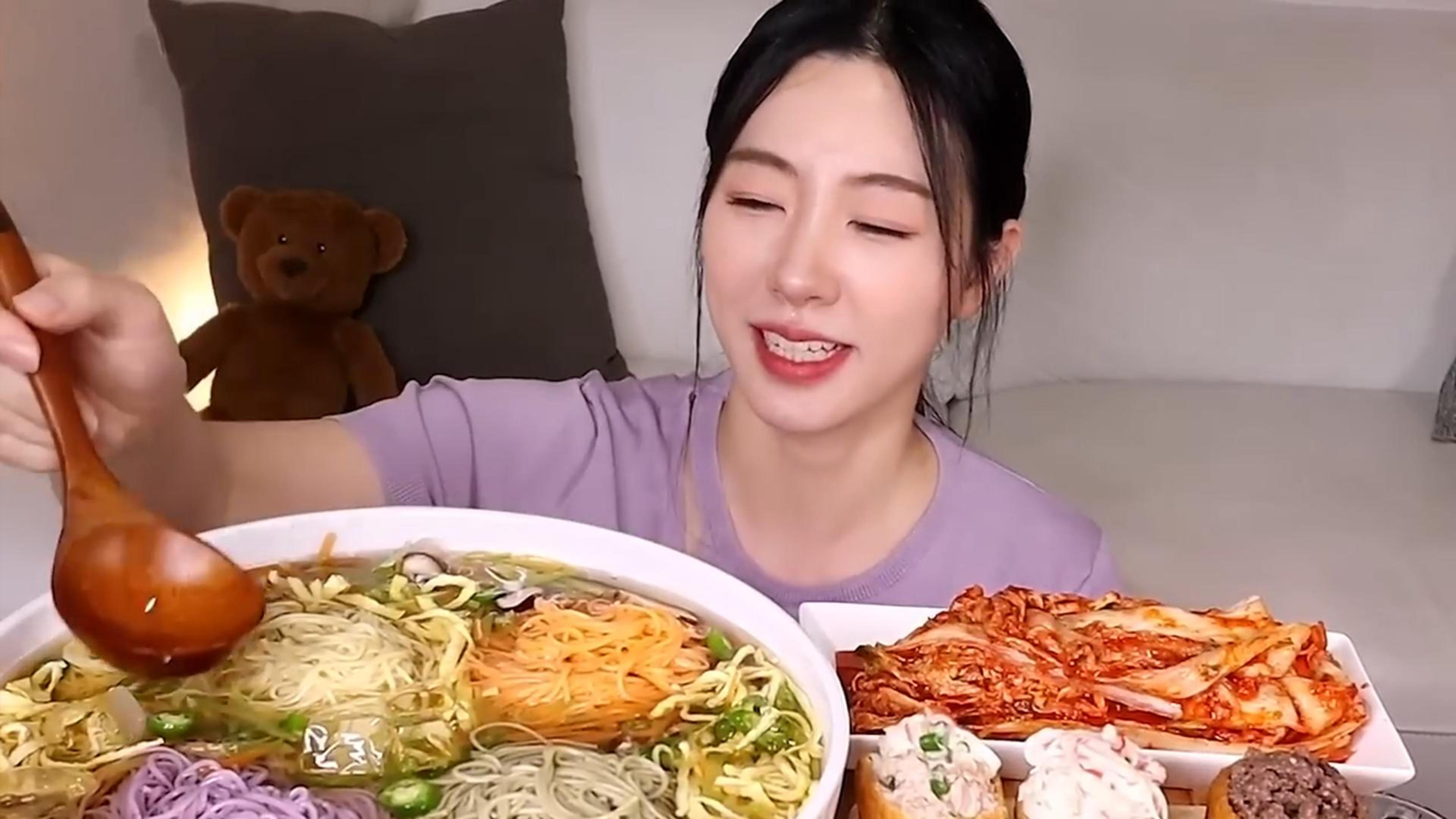 五颜六色的凉拌喜面和大块油豆腐寿司,炫彩的一餐