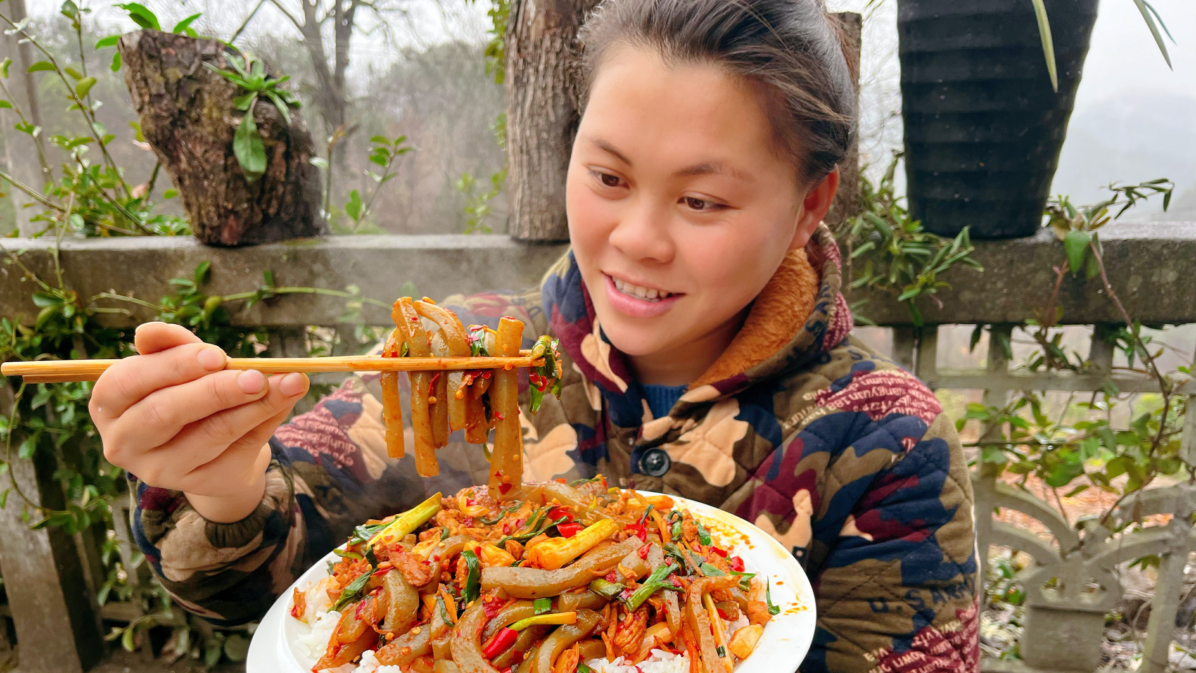 今天扯了一堆蒜苗,配上魔芋豆腐做下饭菜,一人一碗吃得直冒汗