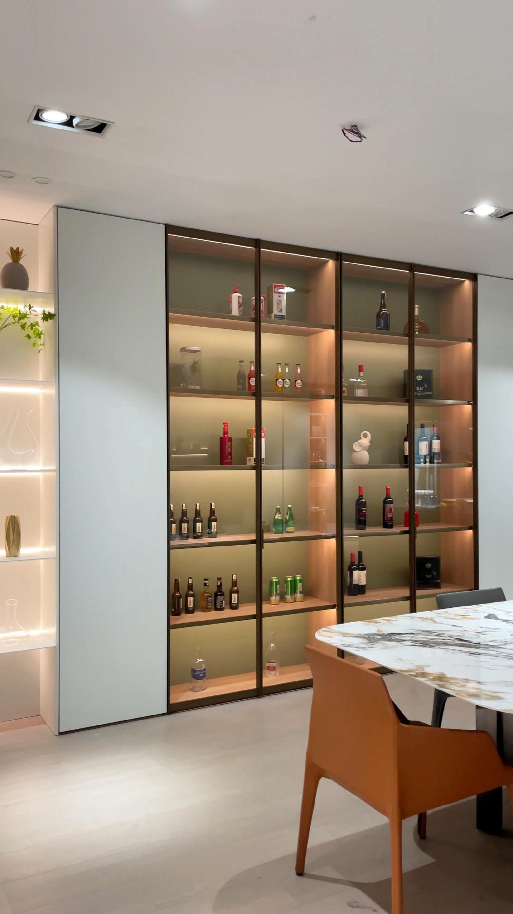 实用高颜值酒柜,玻璃门180度开合,原木色搭配香草绿配色