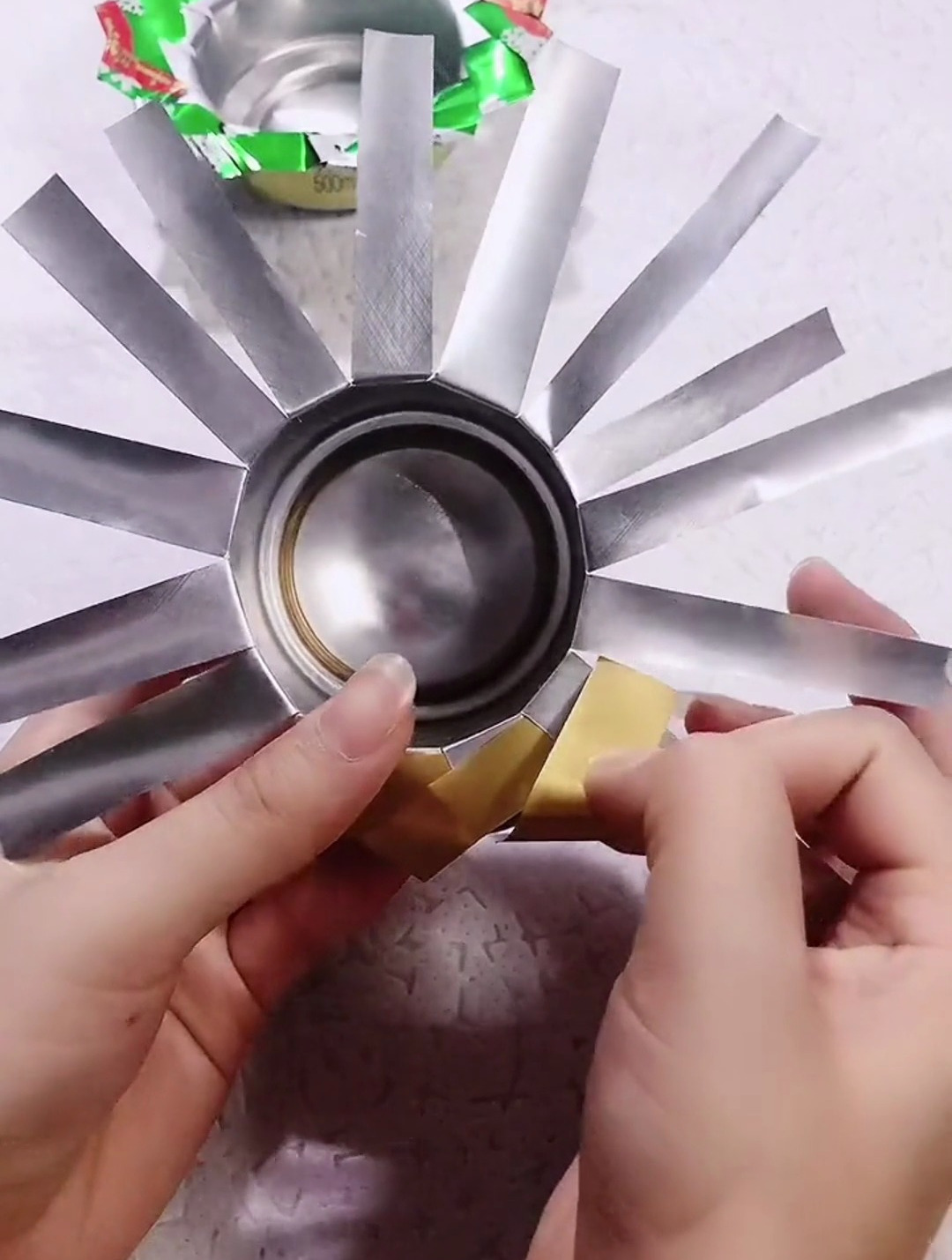 易拉罐别扔 做个烟灰缸