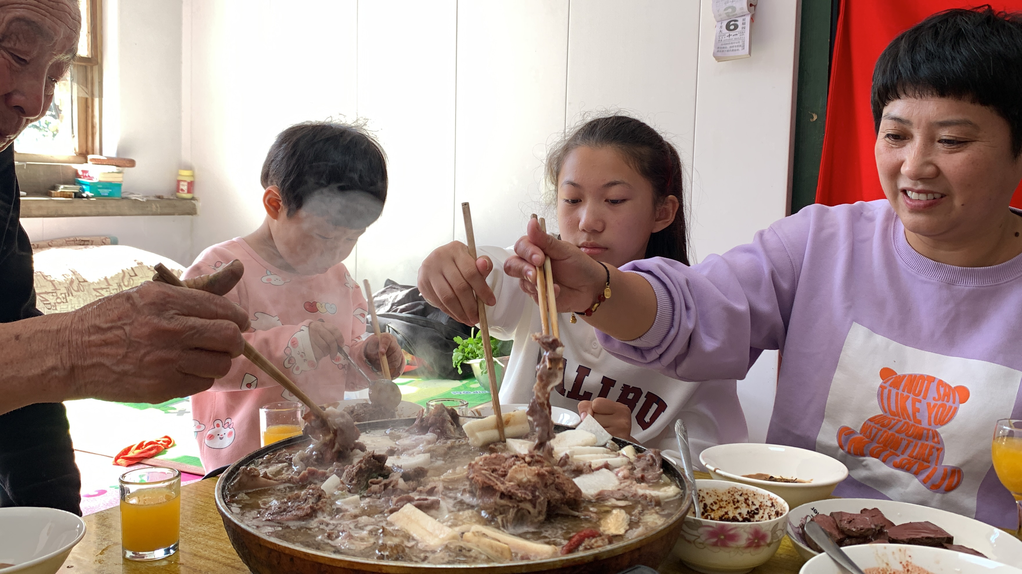 大姑姐回来聚餐剩下的羊蝎子，从院子拔点菜一涮，热热乎乎吃美了