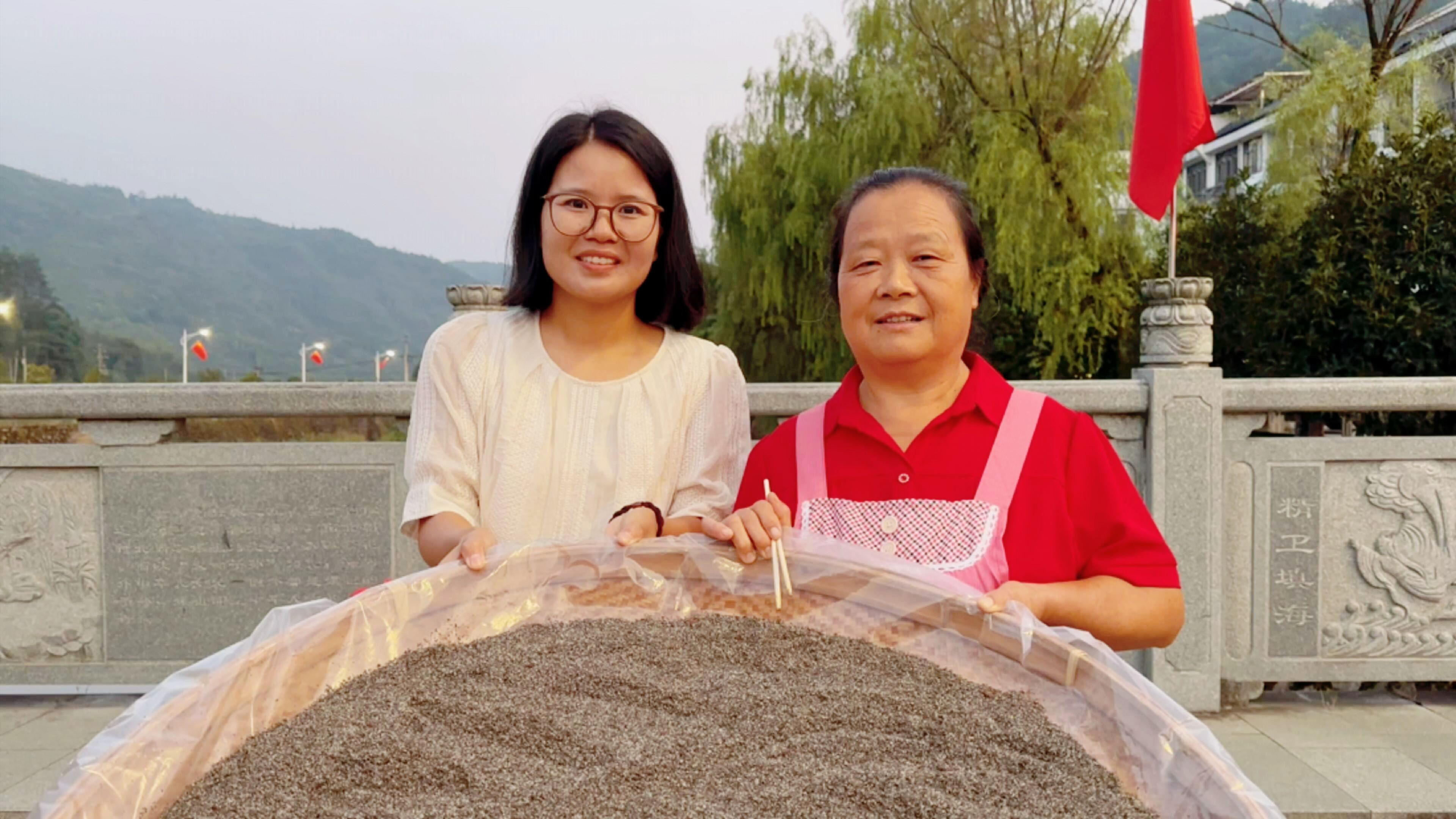 农村麻糍节，1600斤麻糍免费吃，四面八方的乡亲都来了，真热闹