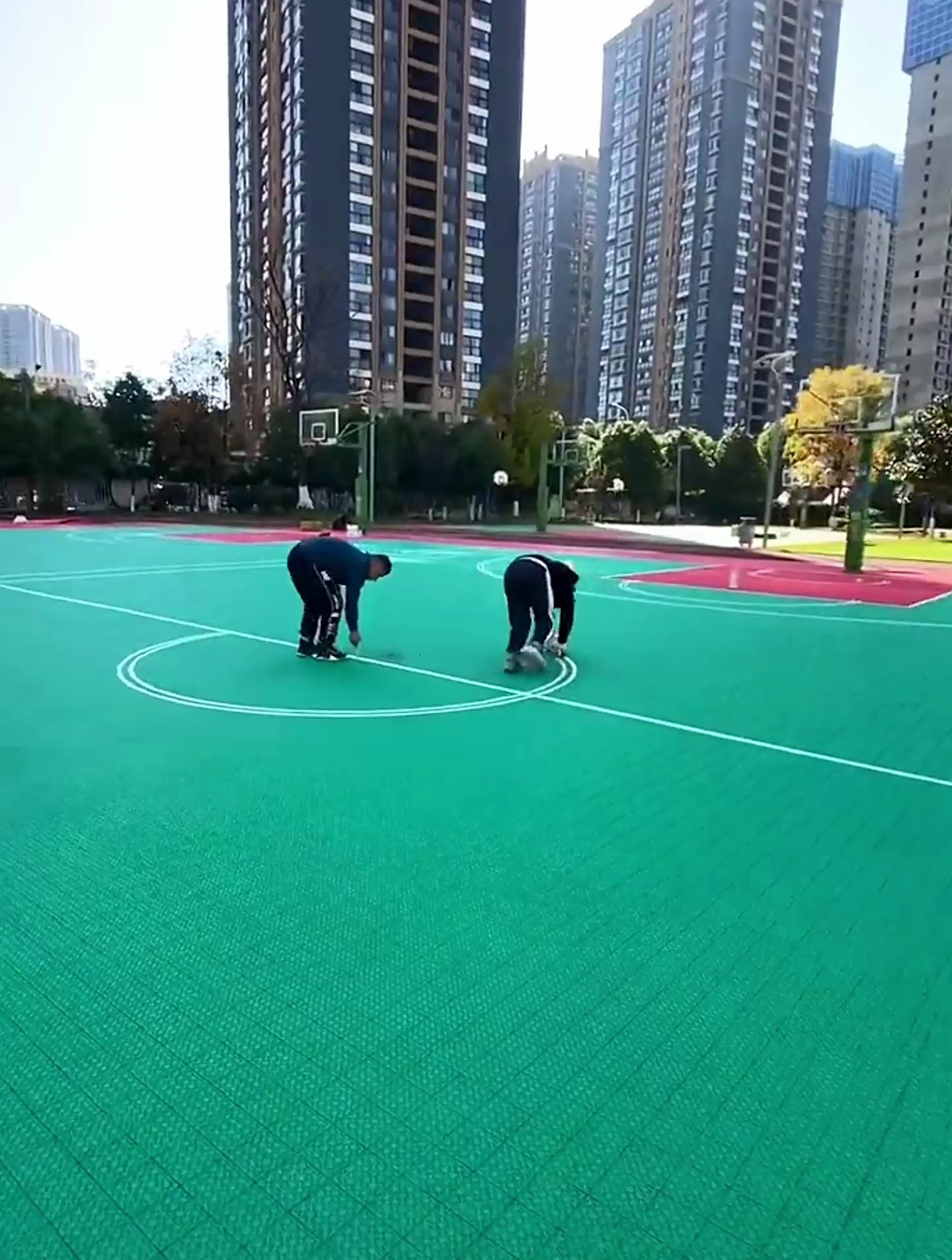 悬浮地板篮球场施工画线