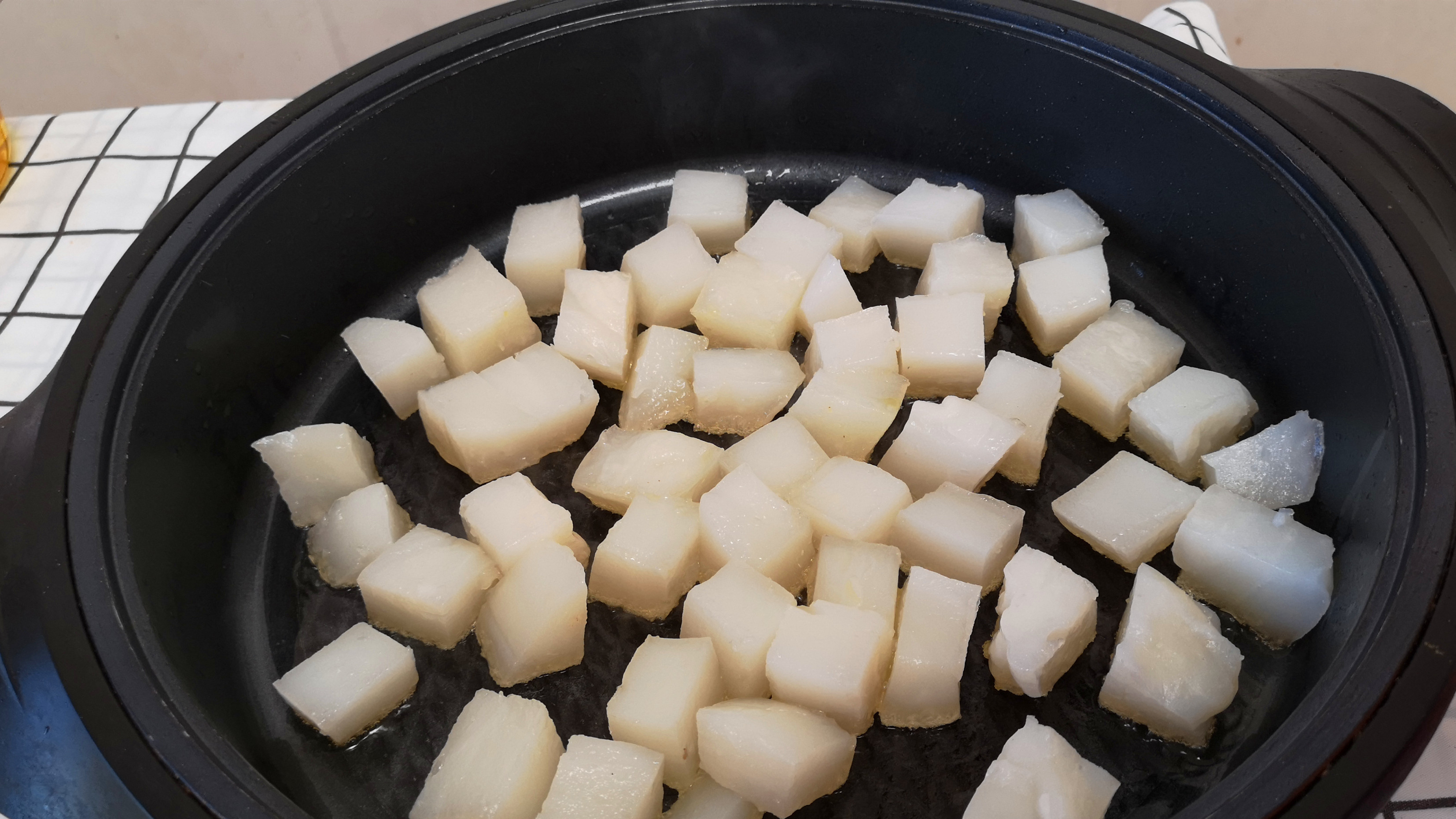 1碗地瓜淀粉800克清水，倒在锅里煮一煮，教你做Q弹软糯的炒焖子