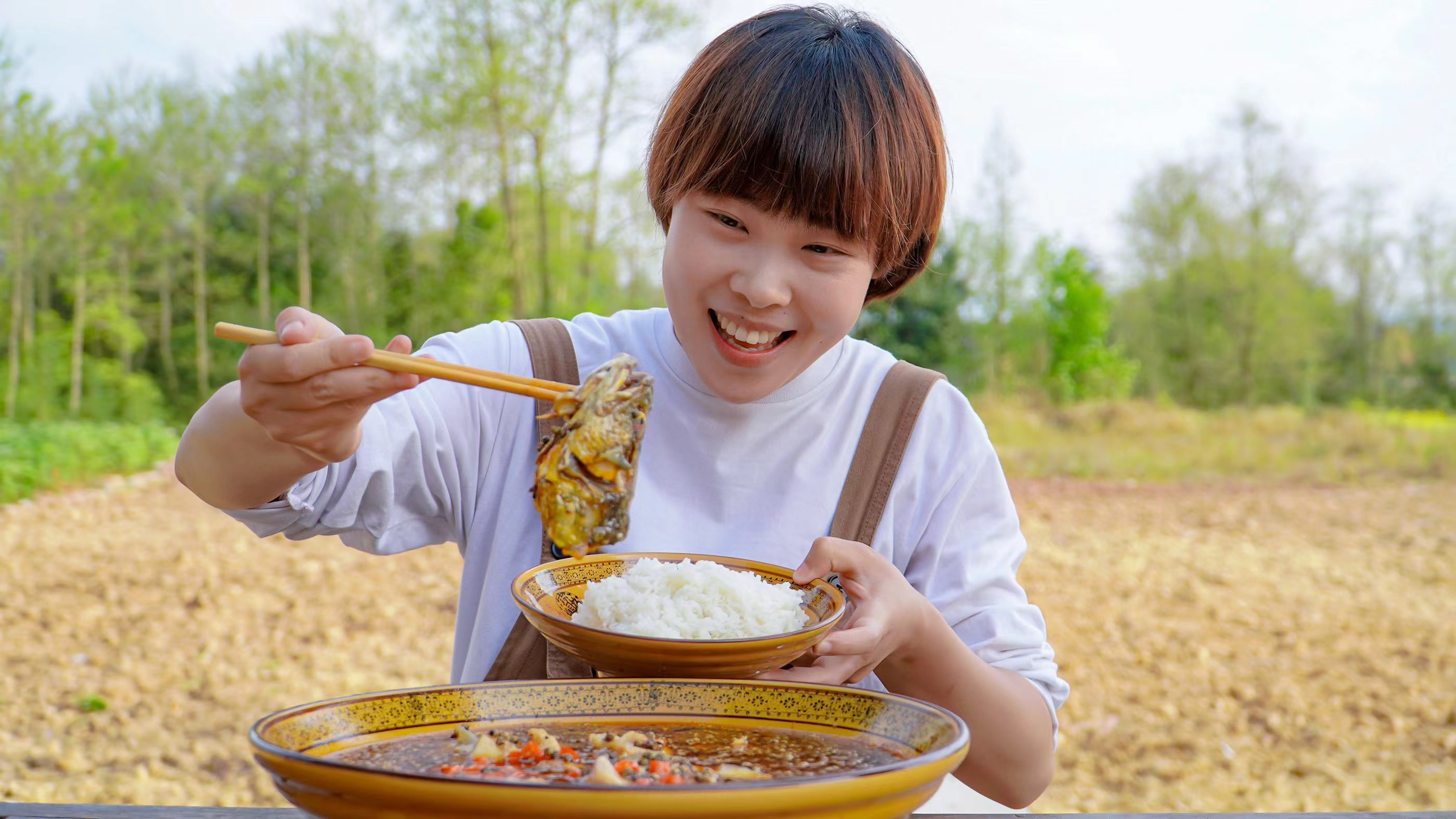 秋妹今天吃个水煮鱼,新鲜蛇鱼切成片,撒把花椒淋上热油不摆了