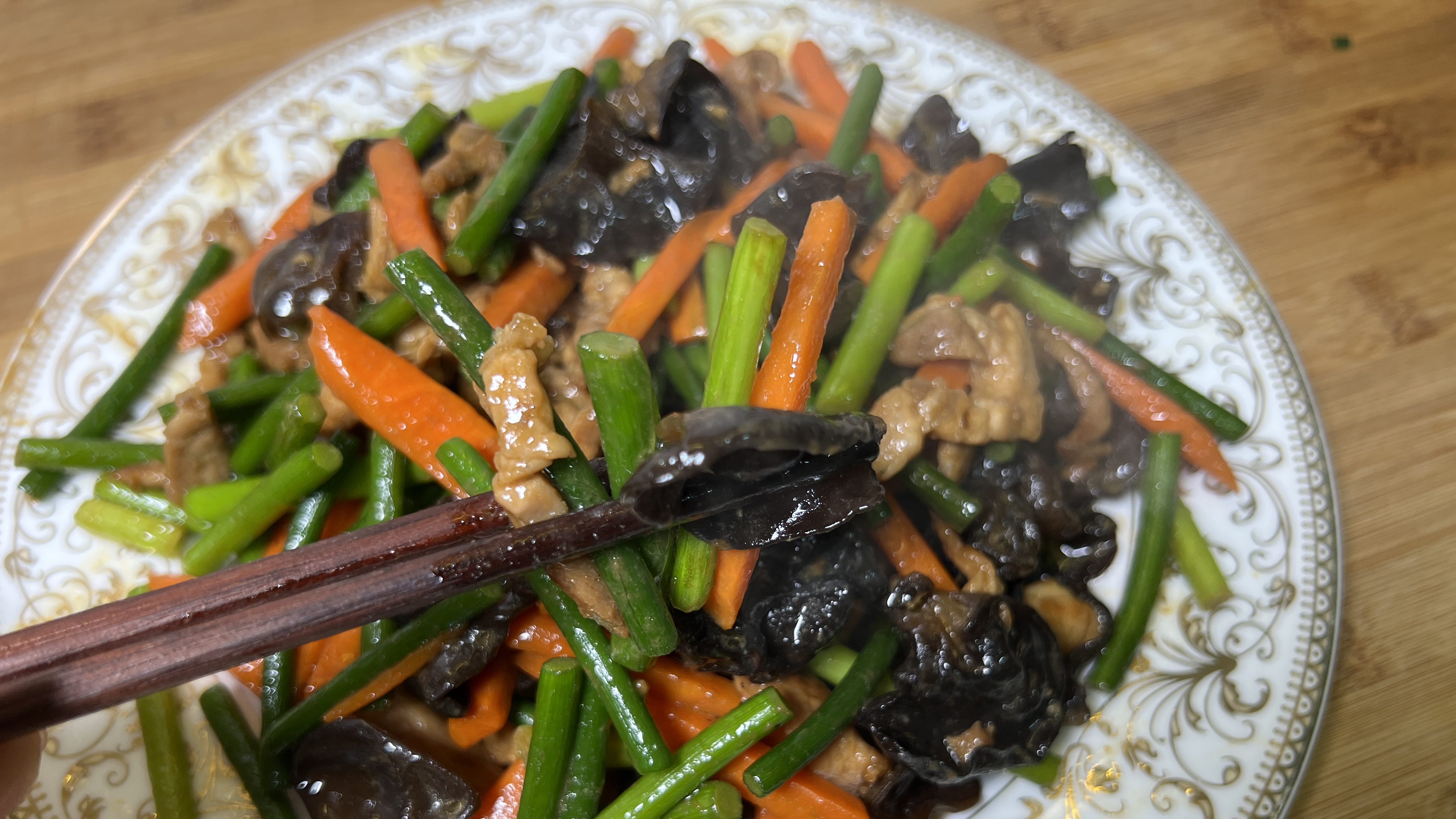 蒜薹肉丝的家常做法，加木耳和胡萝卜，色香味不错，营养美味下饭