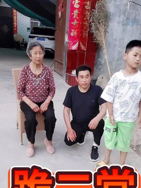 76.52万当妈妈逗爸爸时,宝宝的举动太意外了,此刻老爸的心拔凉拔凉!