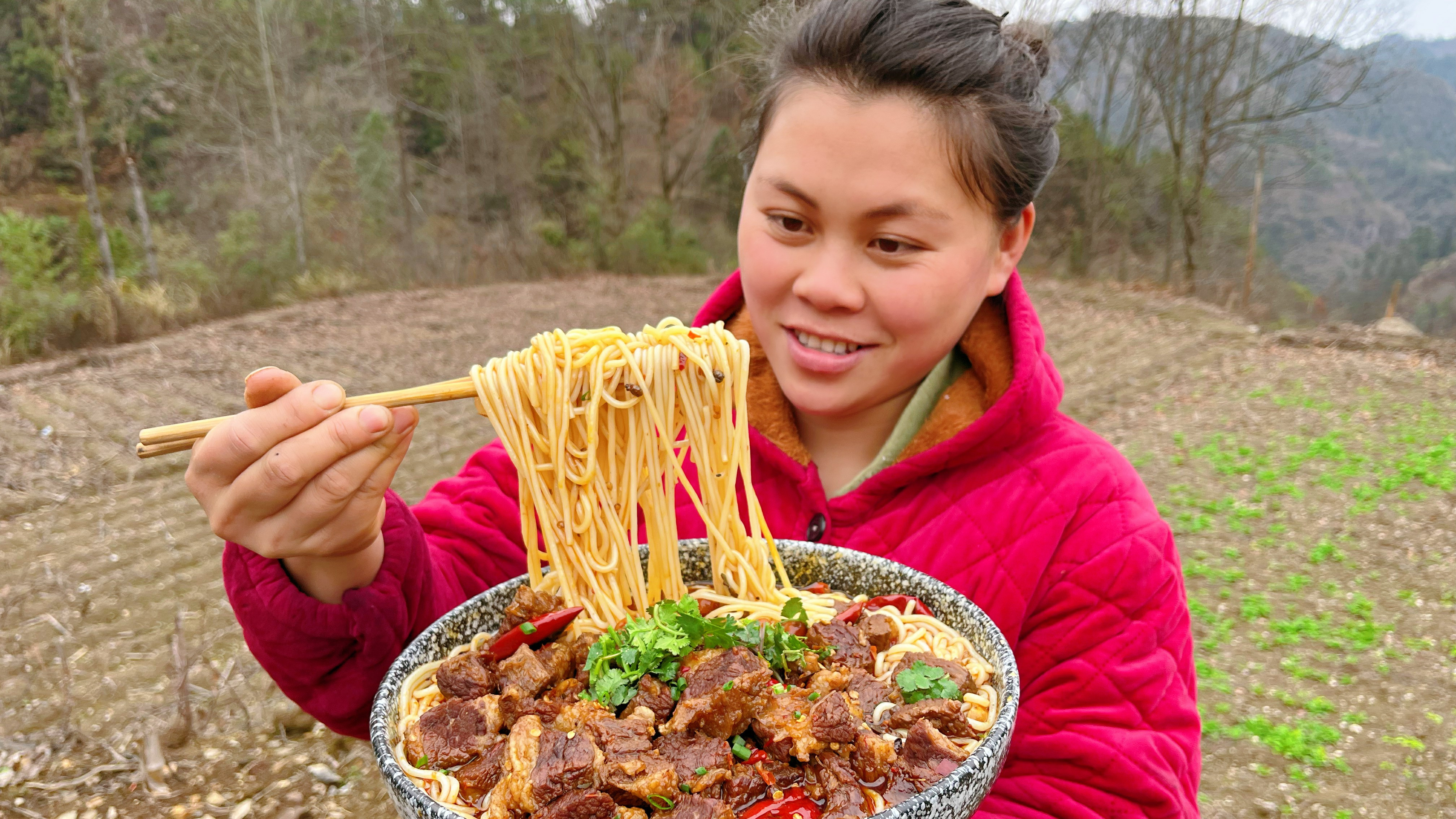 今天欧妹自制一碗牛肉粉,配上泡椒爆辣过瘾,大口嗦粉牛肉吃到饱