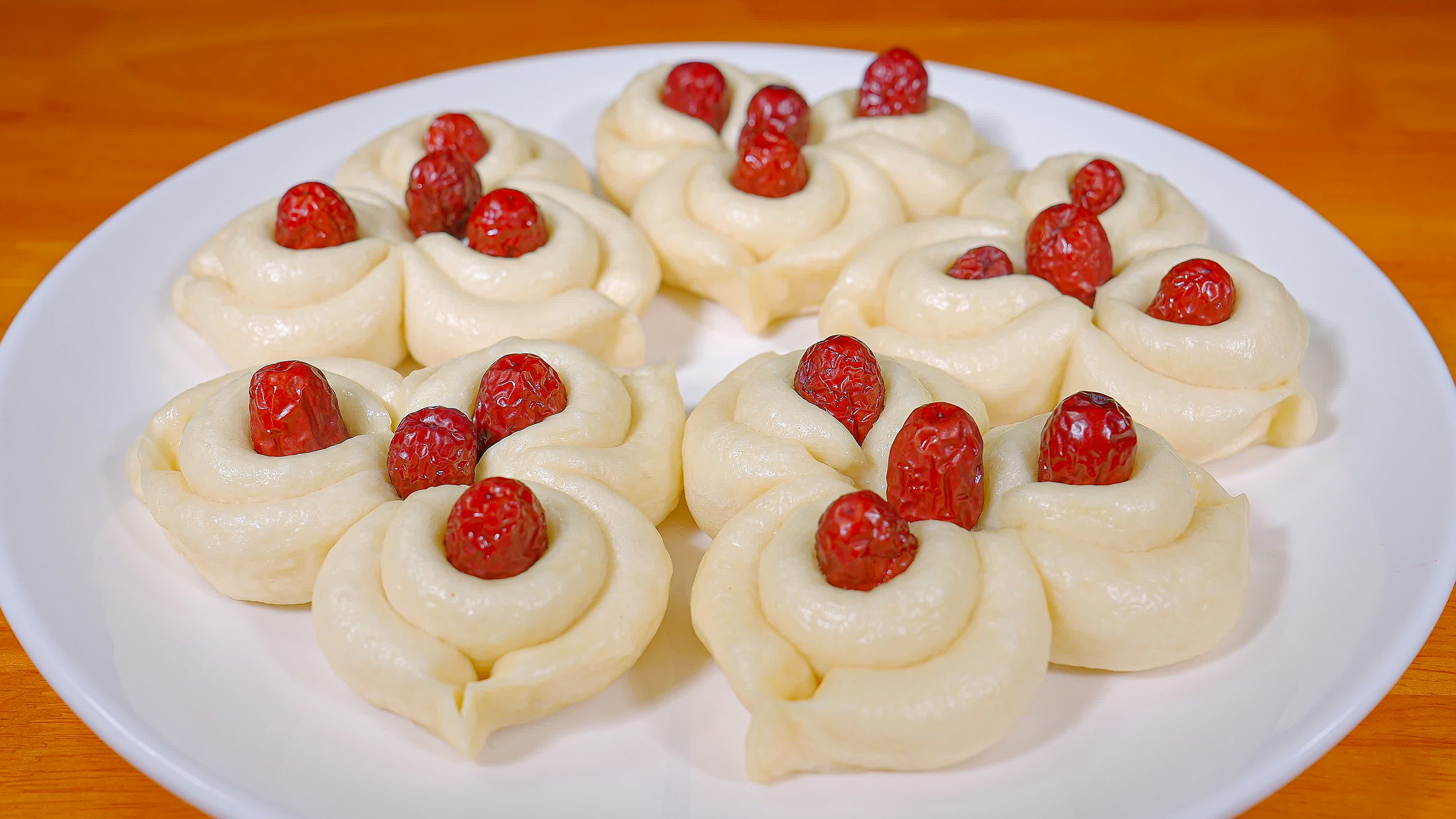 快过年了,做上一锅枣花馍,蓬松暄软又香甜,好看好吃还喜庆