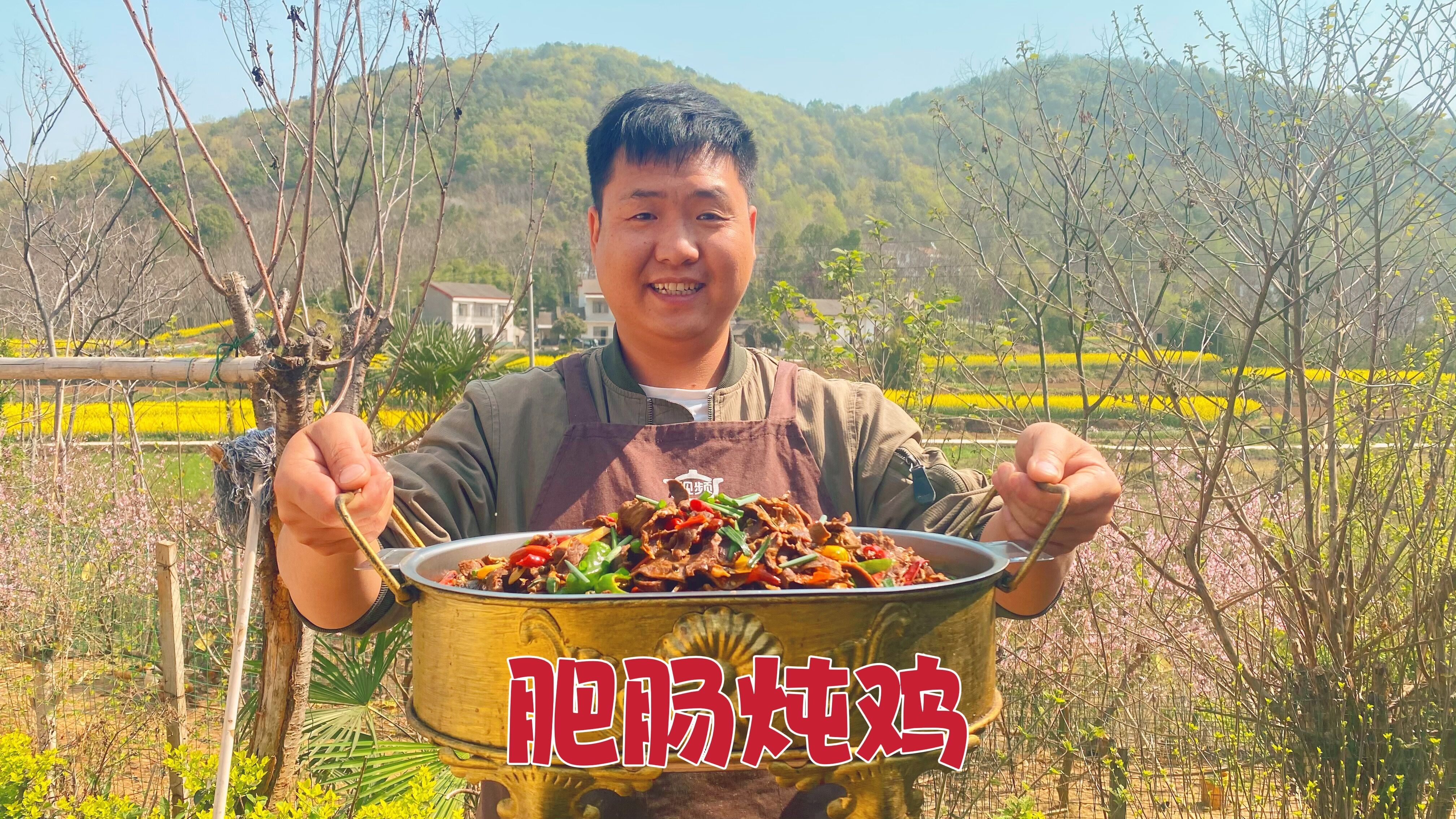 两斤肥肠一斤鸡,农村做法“肥肠炖鸡”哥俩吃得真痛快