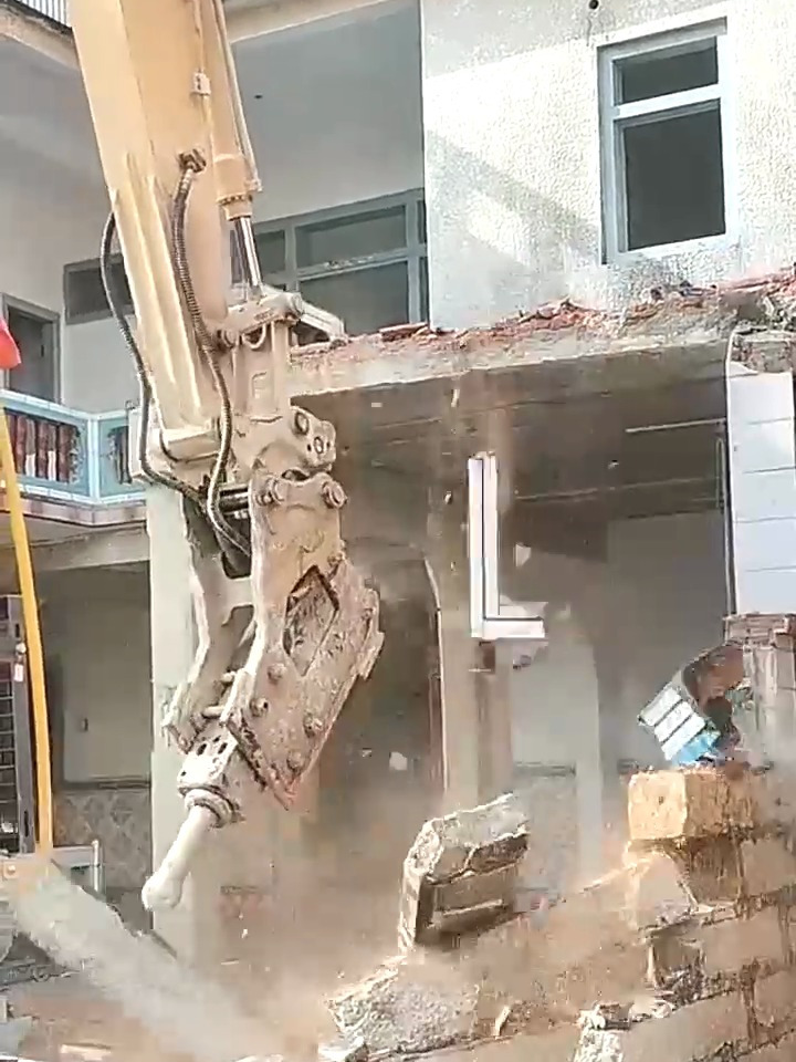 挖掘机拆迁现场,实在是太暴力,看着都解压