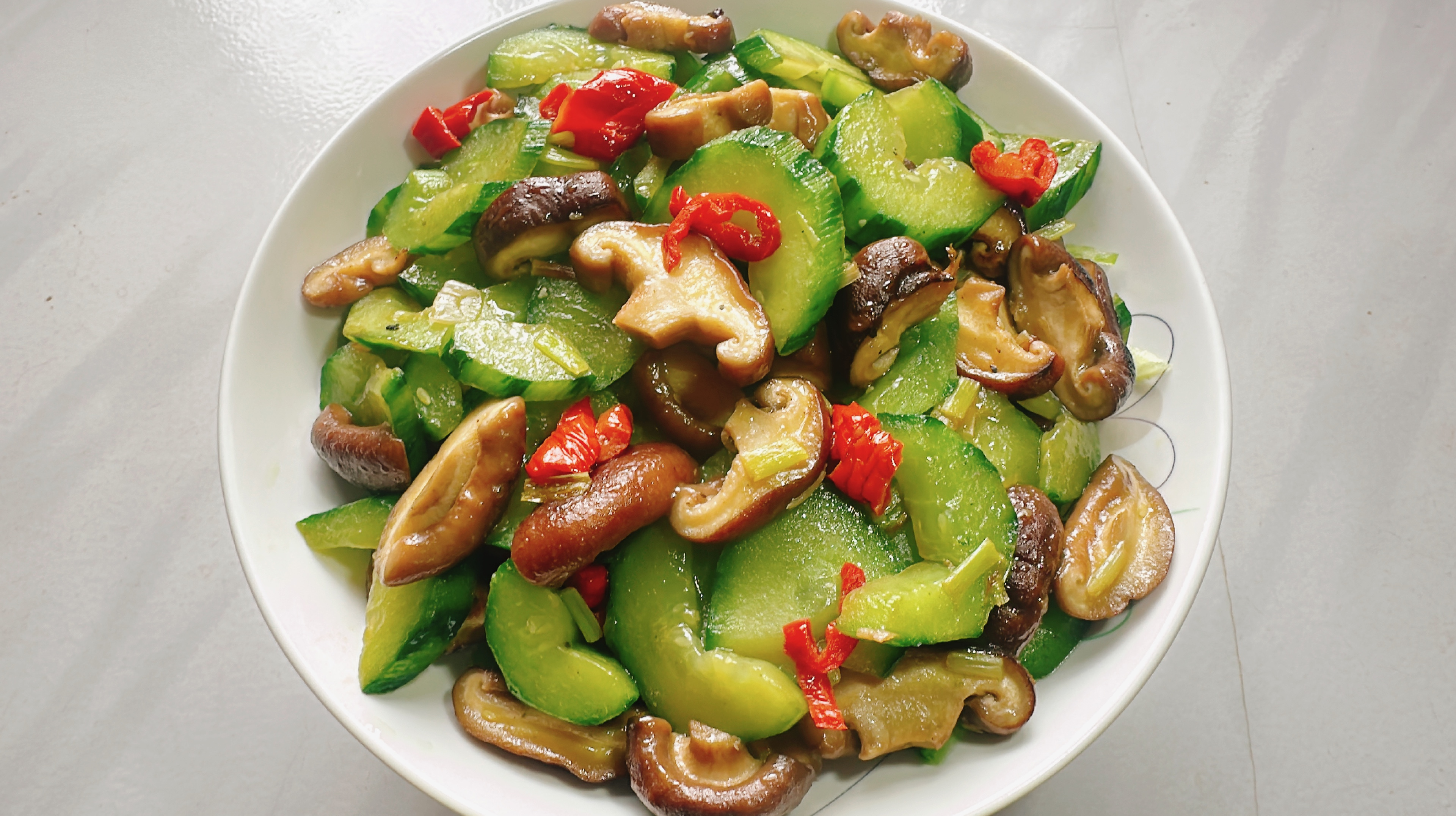 香菇怎么做好吃?新搭配黄瓜炒香菇~口感脆嫩超好吃!