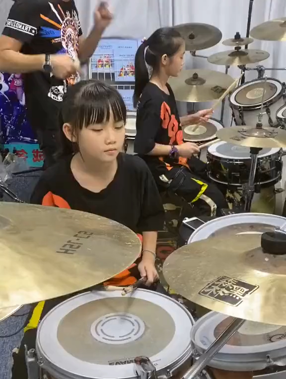 妞妞和妹妹一起打架子鼓,节奏同步,真是热血沸腾!太优秀了-度小视