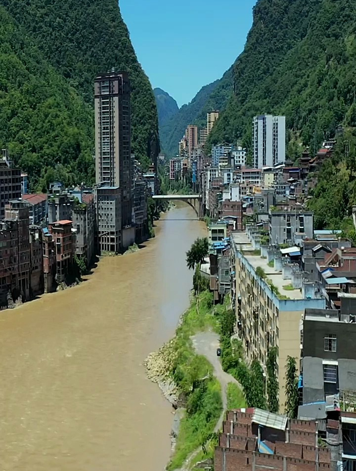 雲南最窄的縣城,全城只有一條路,名副其實的