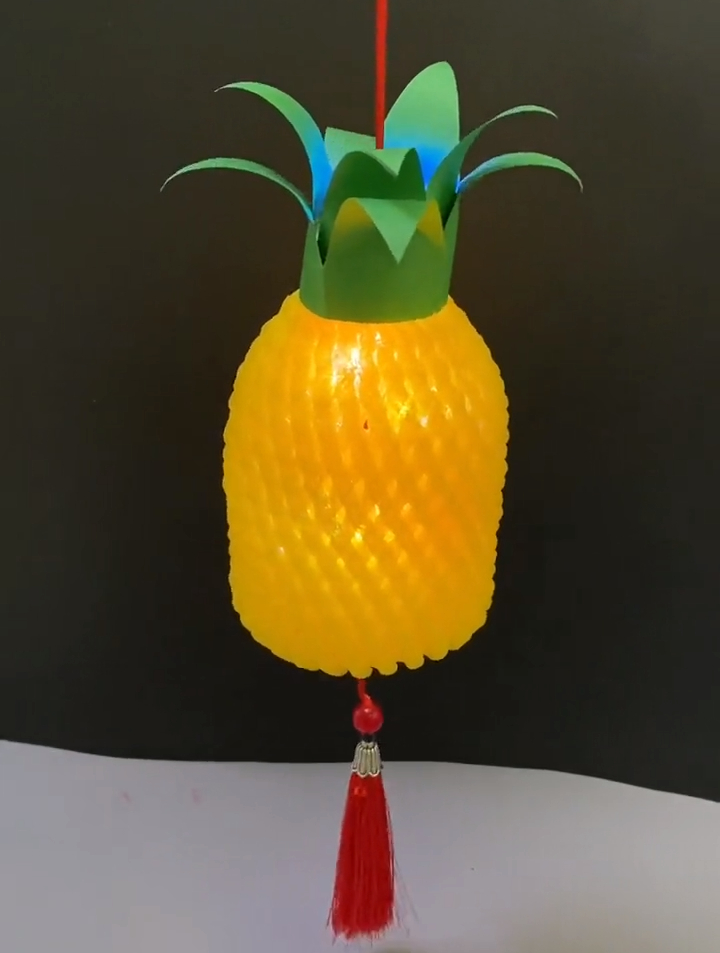 用水果网和饮料瓶做一个中秋节菠萝灯笼吧,简单又好看