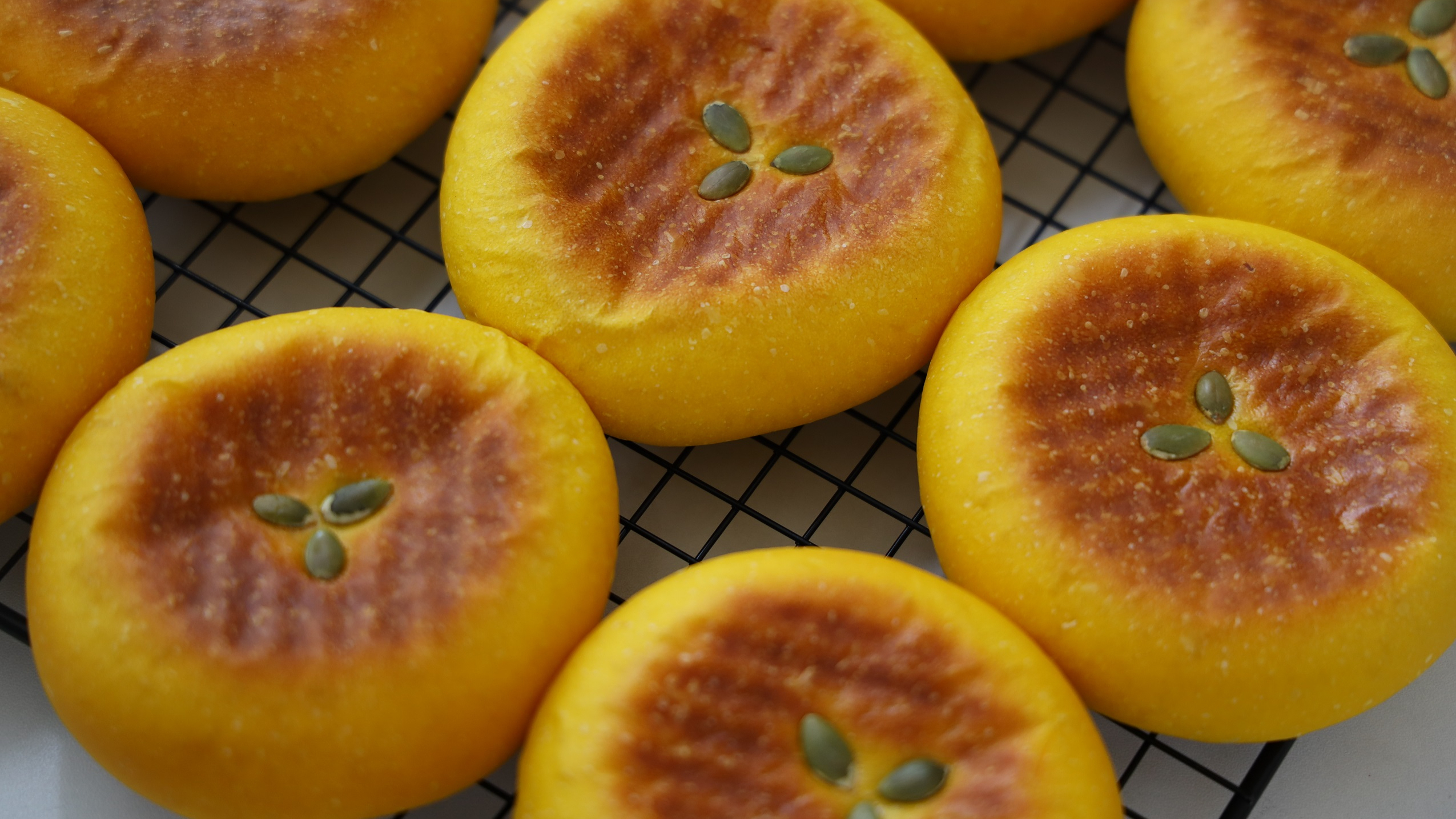 南瓜紫米面包:金黄的外表,柔软的内心!