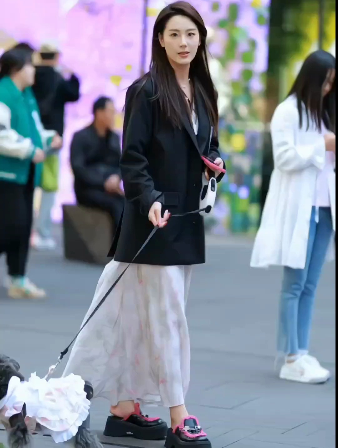 太古街拍美女,气质富婆看了我一眼,是不是不用努力了!