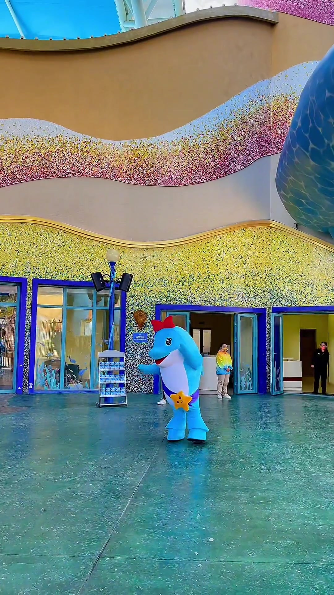 造价亿多的环海小火车国内首个临海摩天轮和.公里度垂直过山