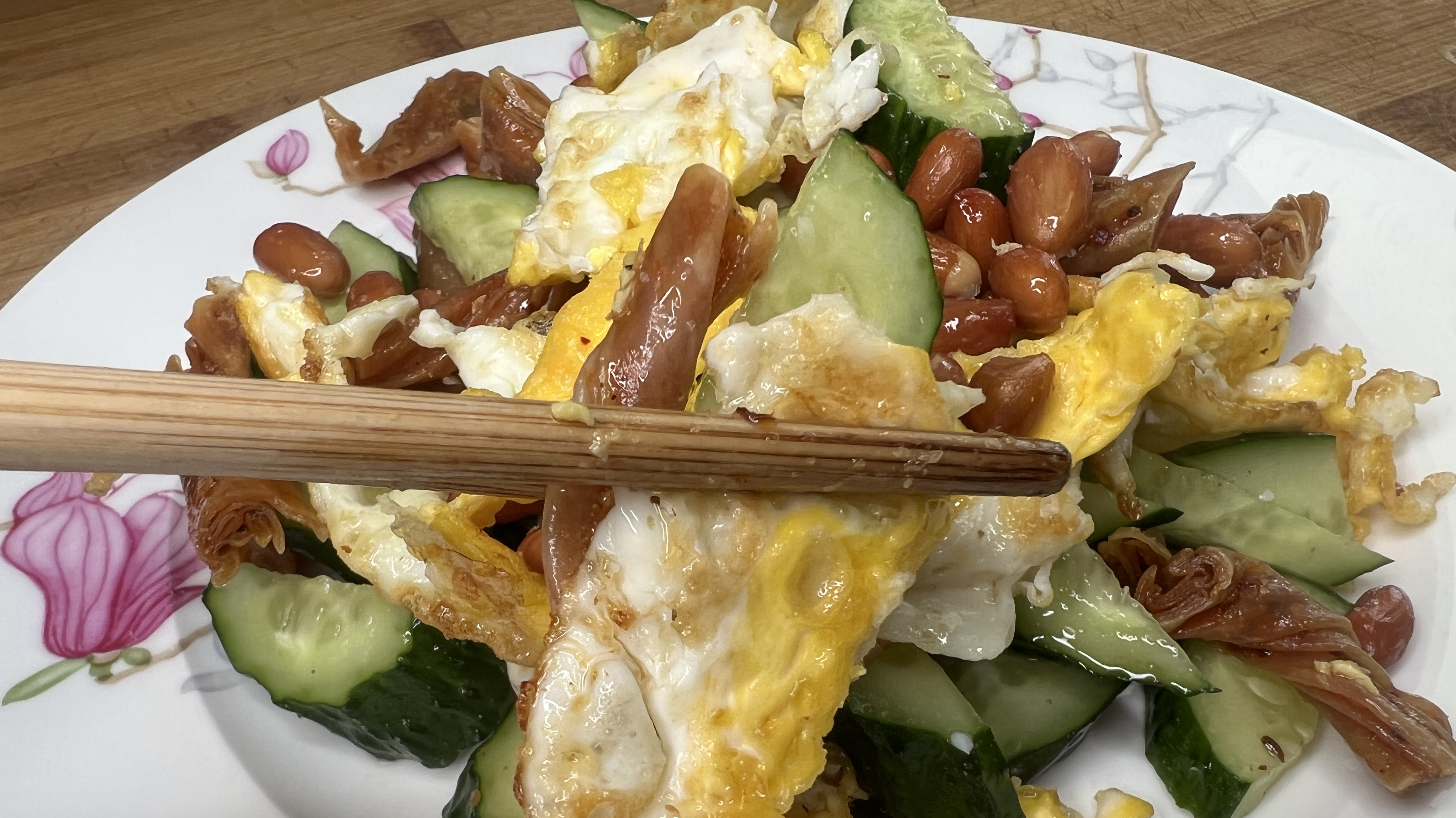 一根黄瓜,1块钱辣条,俩鸡蛋,做简单的凉拌菜,爽口开胃不油腻