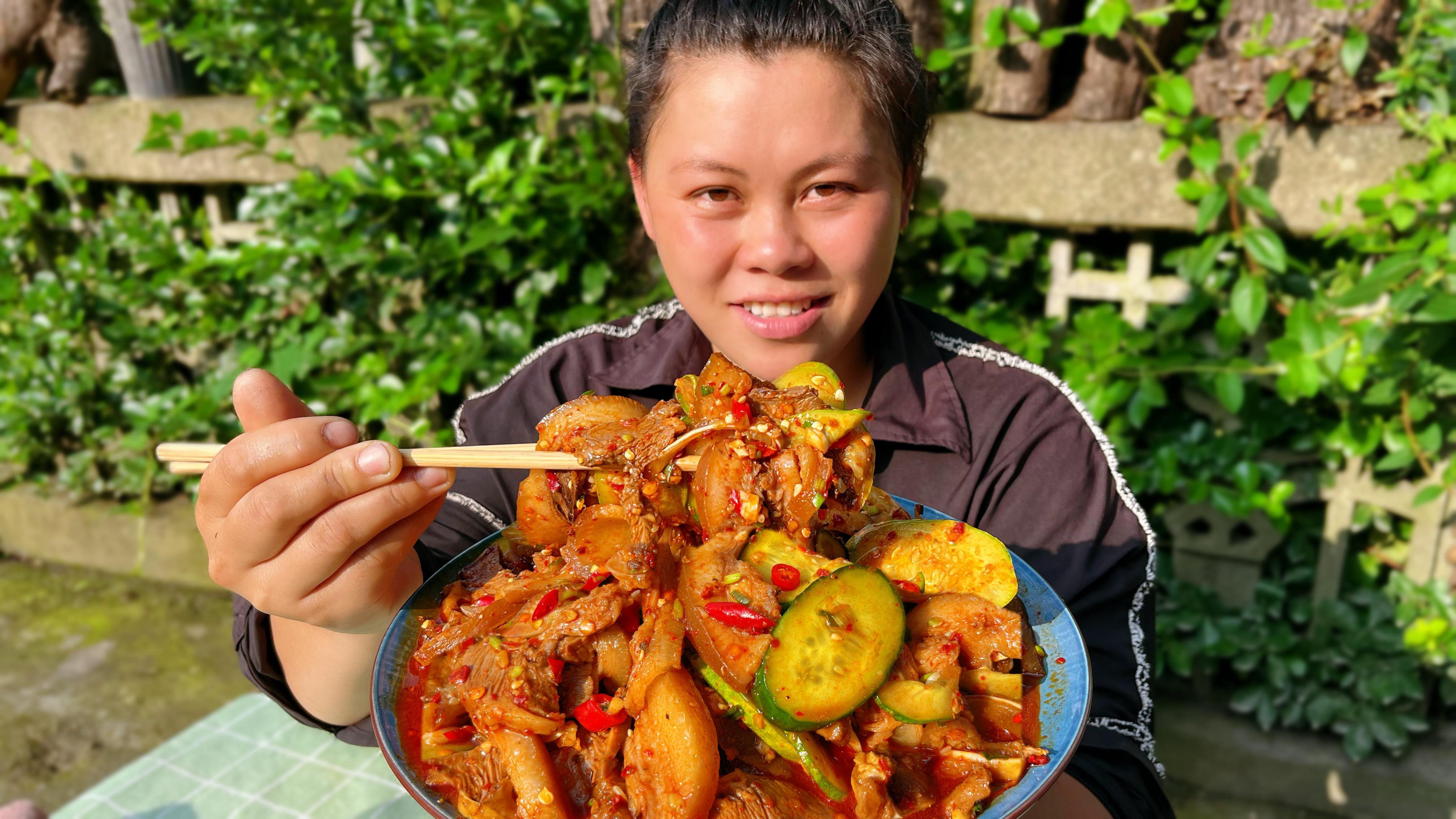 今天欧妹做个凉拌猪头肉，加了很多小米椒爆辣下饭又吃一大碗