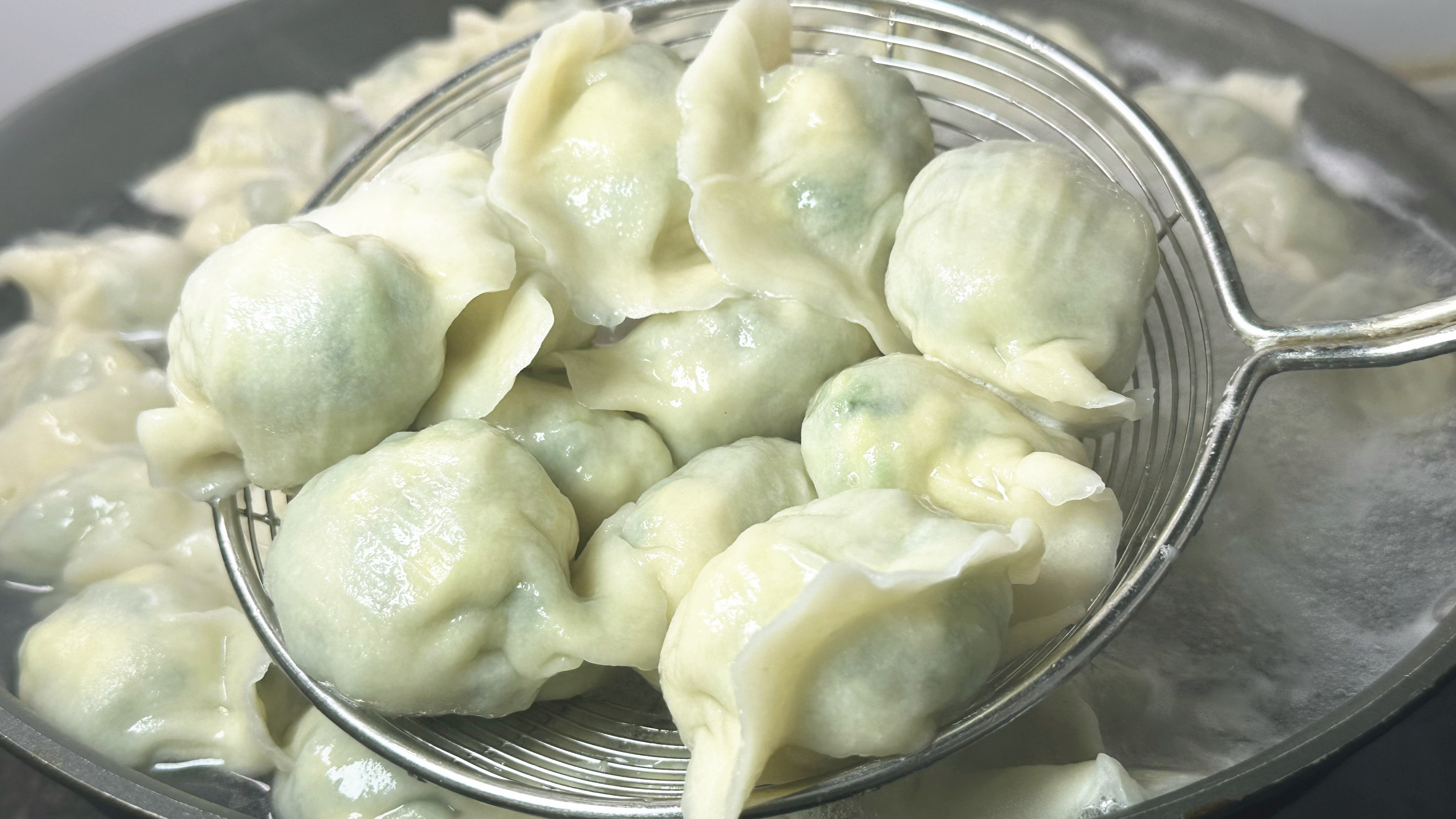天热要多吃三鲜馅水饺,教你调馅方法,清香爽口不油腻,皮软馅香