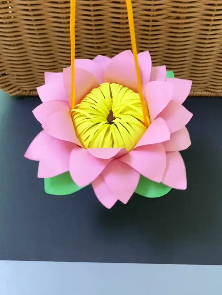 中秋节快到了,用矿泉水瓶和孩子做一个漂亮的莲花灯吧