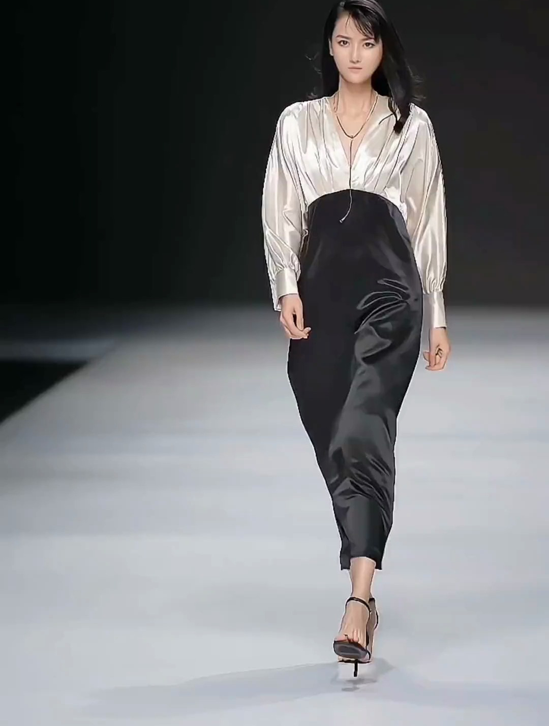 时装周模特t台走秀,秀场直击-度小视