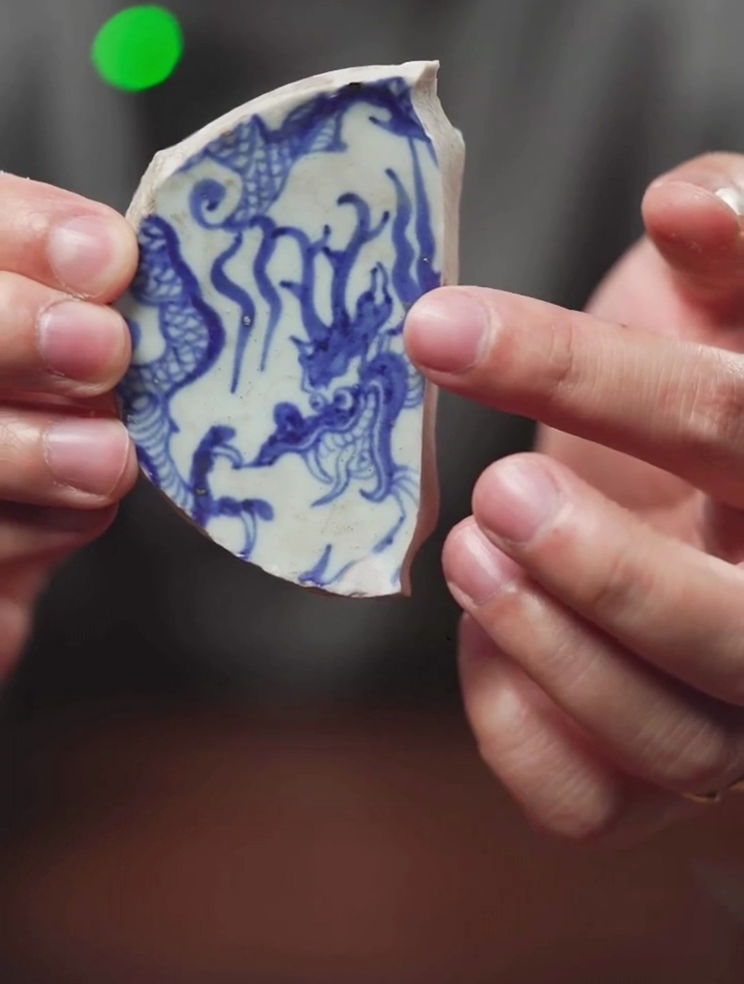 今天来学习一片元青花龙纹瓷片