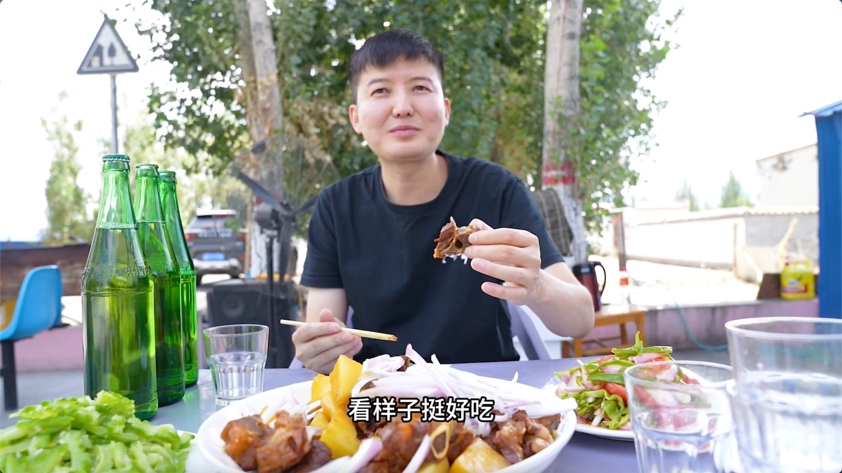 新疆人也吃红烧肉?牧民自制大块羊肉锅里焖熟,肉质香嫩不腻不膻
