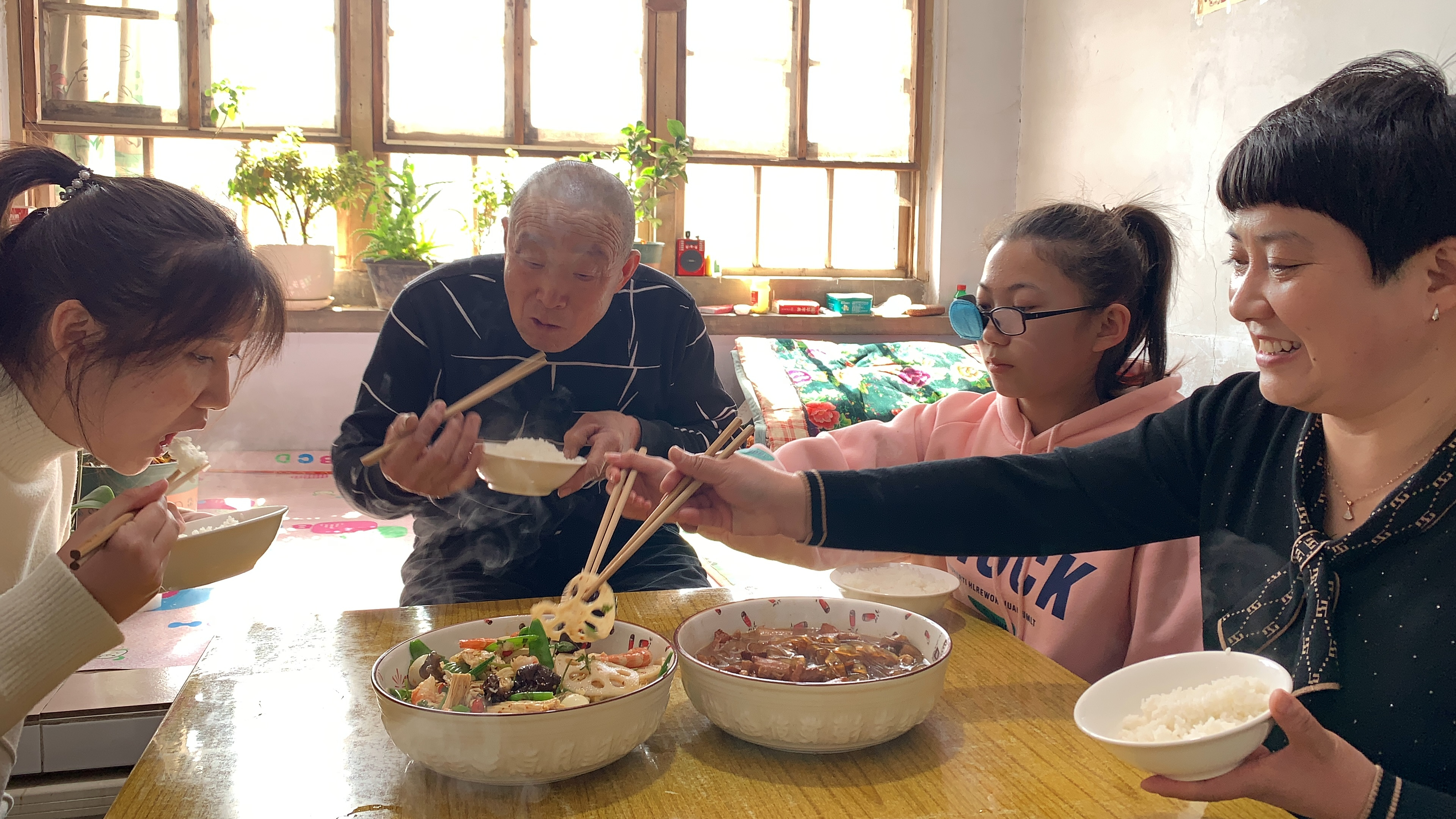 看我做什么好吃的,有虾有蛋,有菜有肉,荤素搭配,营养健康