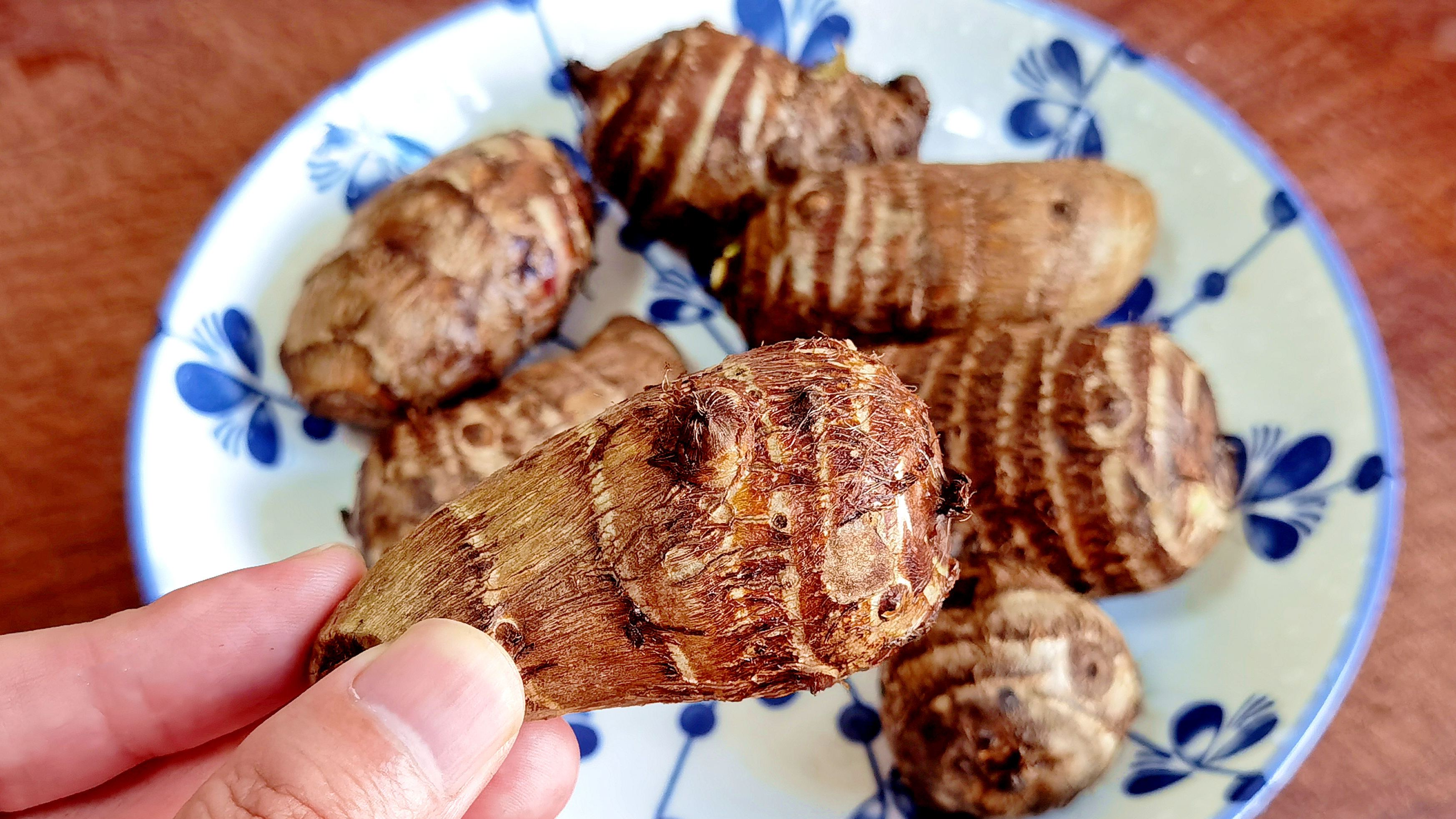 芋头这个做法太好吃了!味道和红烧肉一样下饭,炖一锅营养又解馋