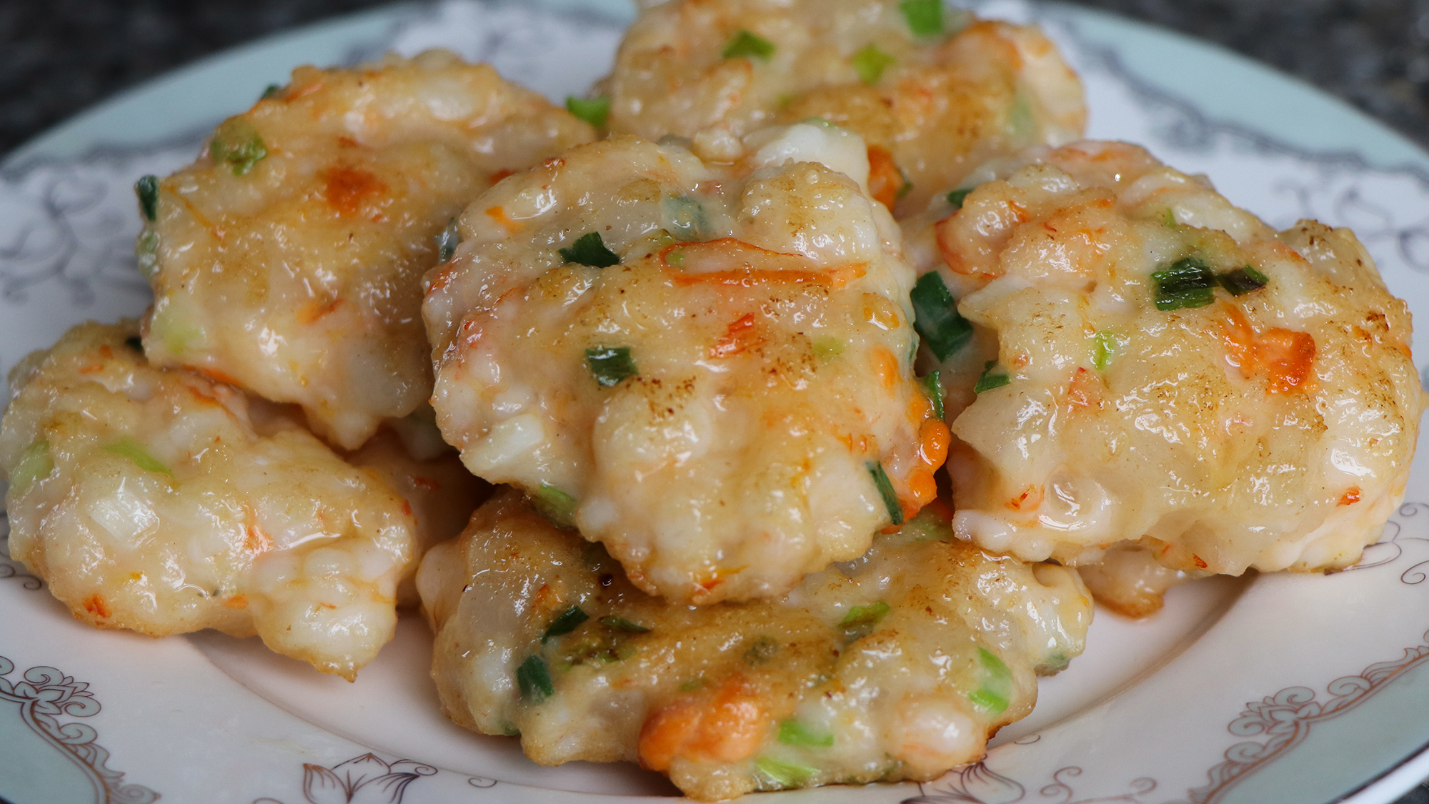 香葱煎虾饼怎么样做才好吃，入口滑嫩鲜香，味道很棒