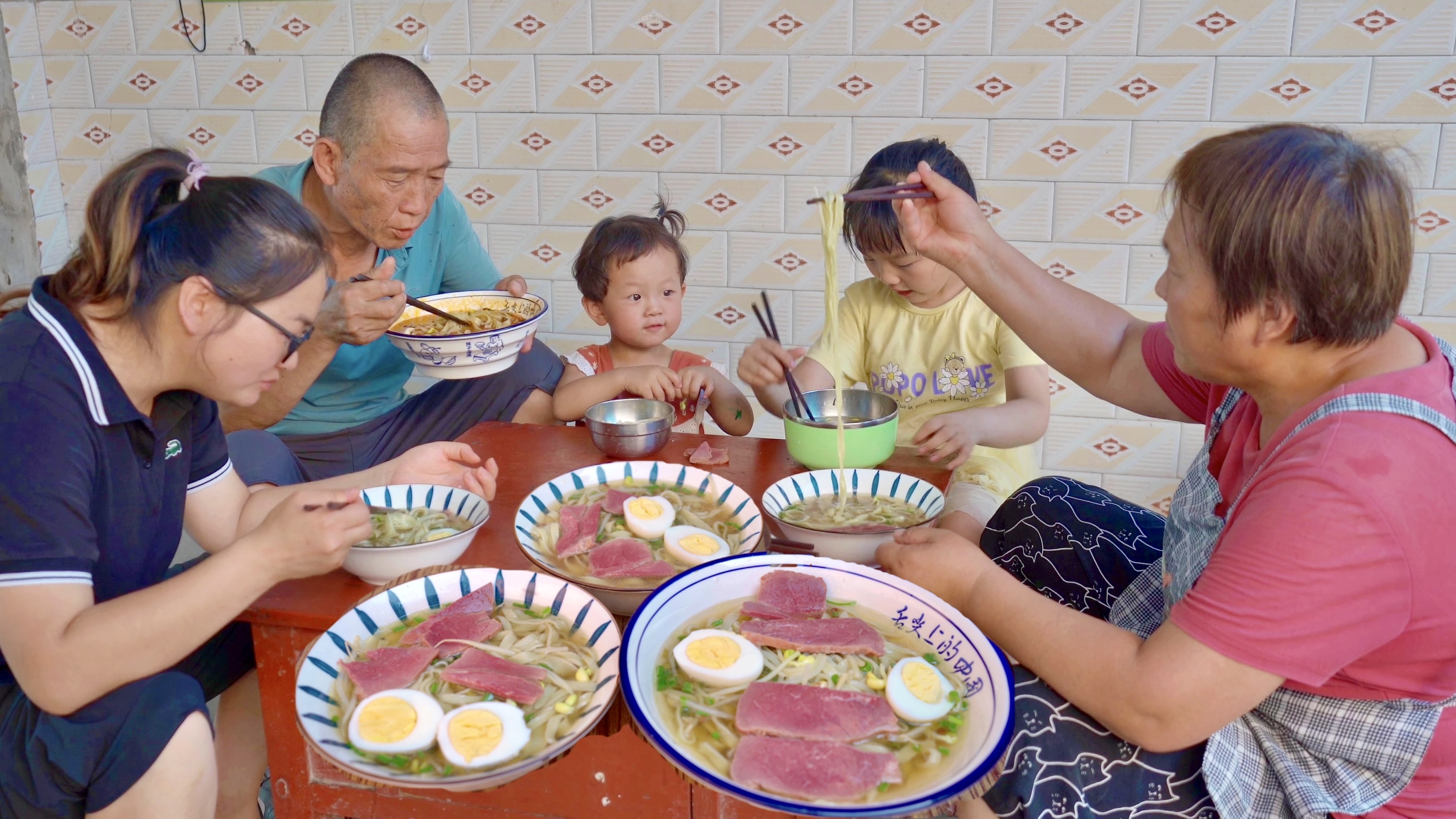用红薯叶做的清汤面,搭配牛肉和鸡蛋,清淡又美味!