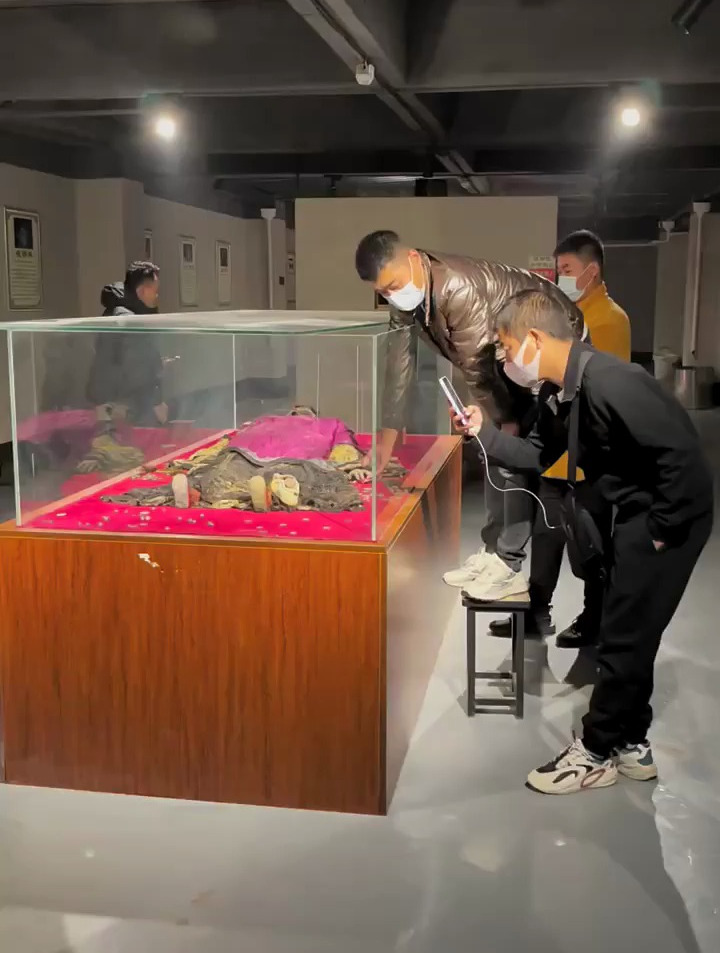 清朝时出土的香妃娘娘,身高只有1.58米,头戴皇冠 (5)