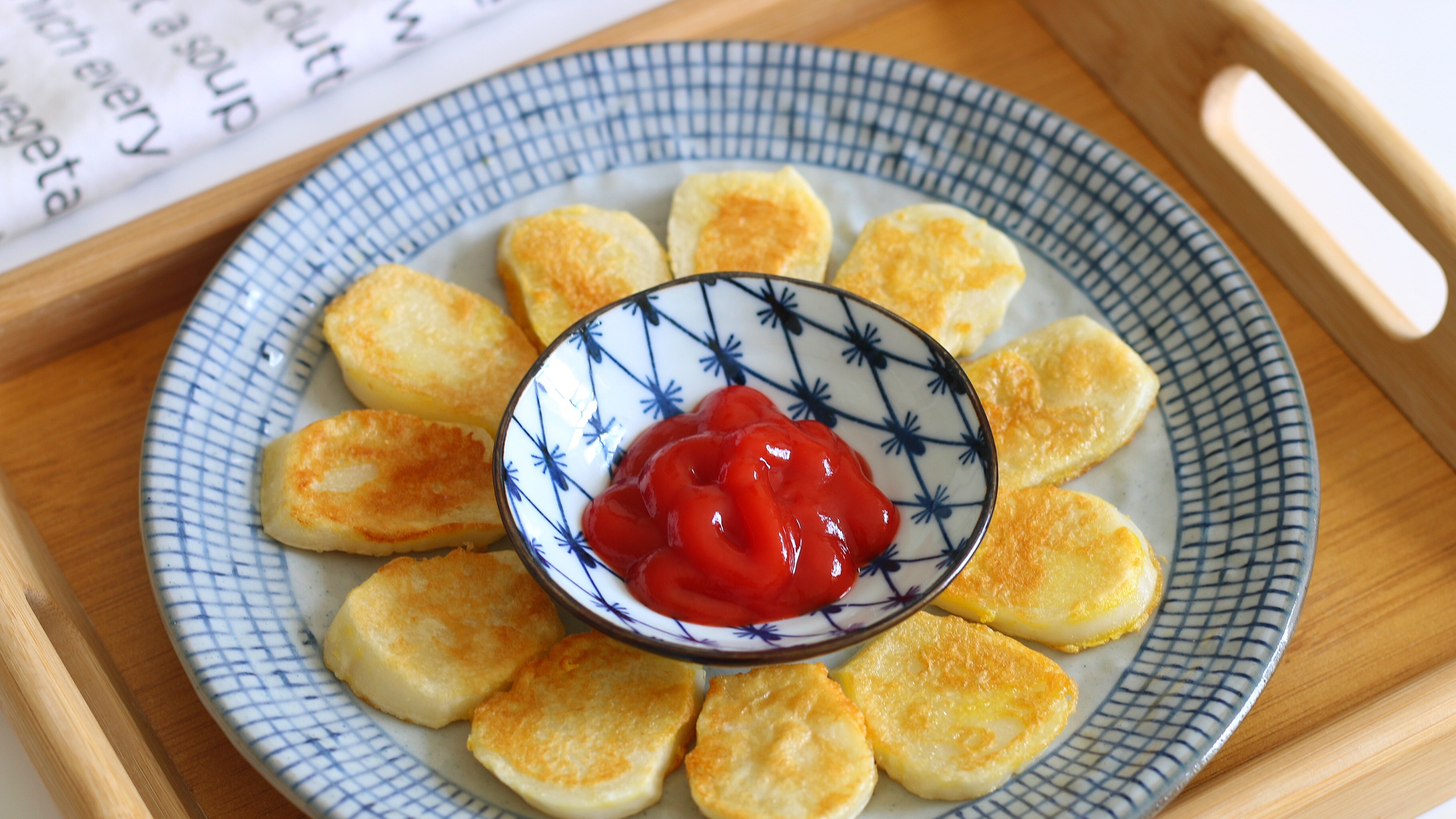 把年糕切片煎一煎，蛋香足，超软糯，大人孩子都爱吃