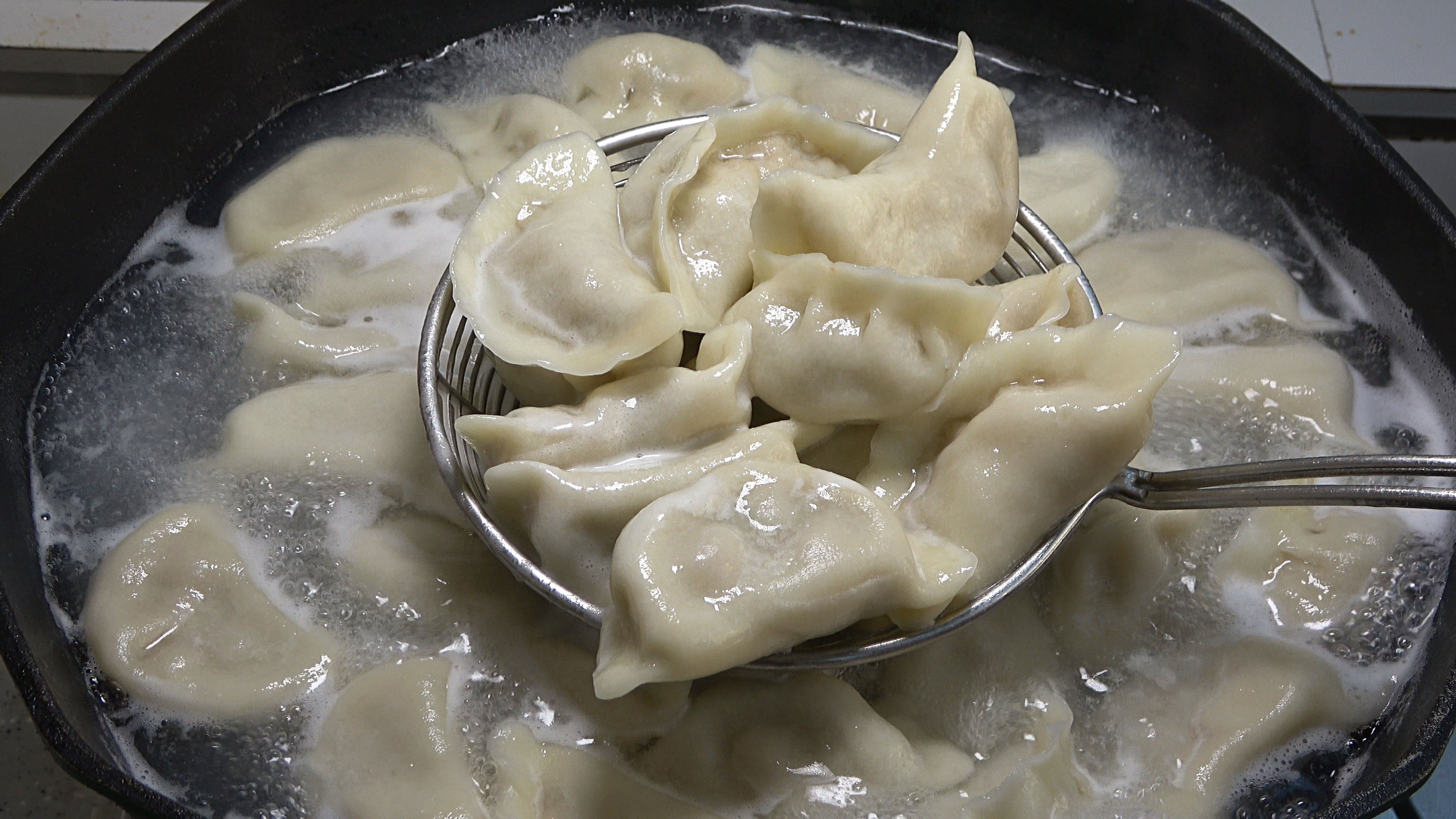 秋冬多吃芹菜馅饺子,这样调馅,出锅实在太好吃了,一口一个真香